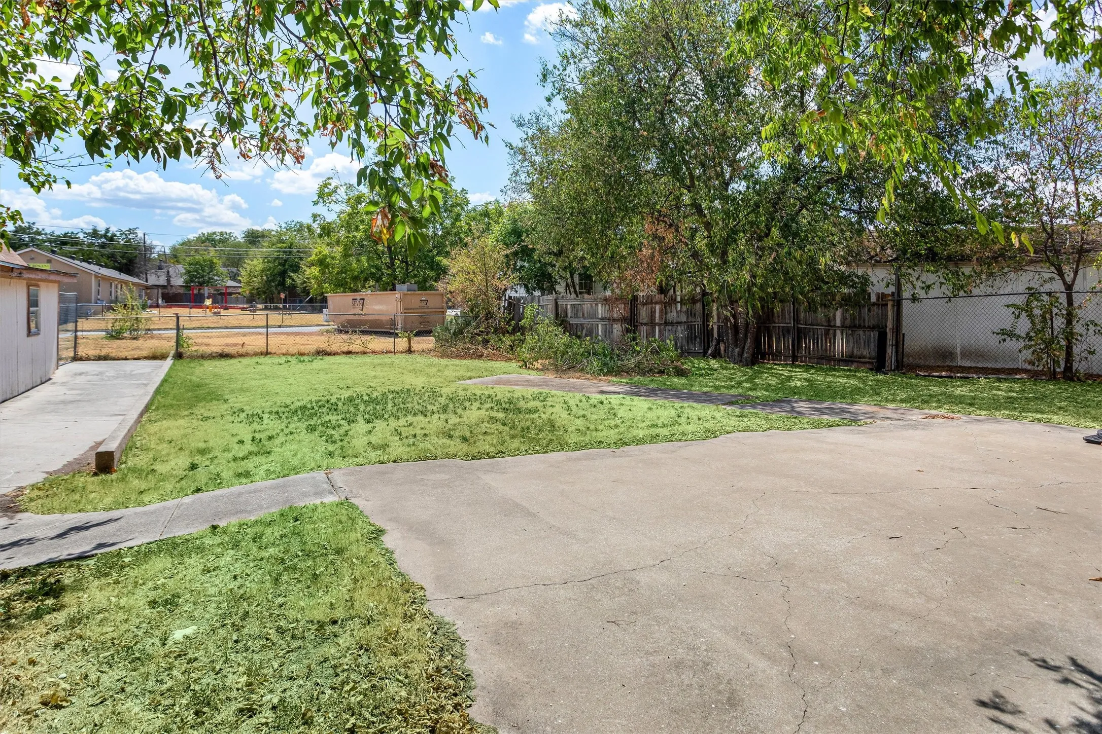 Single Family Residence For Sale in Tarrant County , 612 Meadow Park Drive, White Settlement, Texas 76108, 4 Bedroom, 3 Bathroom, Garage spaces, 2,285 Sqft, built in 1960, mls#21379901, Real Estate Agent in White Settlement, Homes For Sale in Tarrant county, Homes For Sale in White Settlement, Realtor in White Settlement Texas, Real Estate Brokerage Independent Realty Texas, Luminita Cordes Realtor