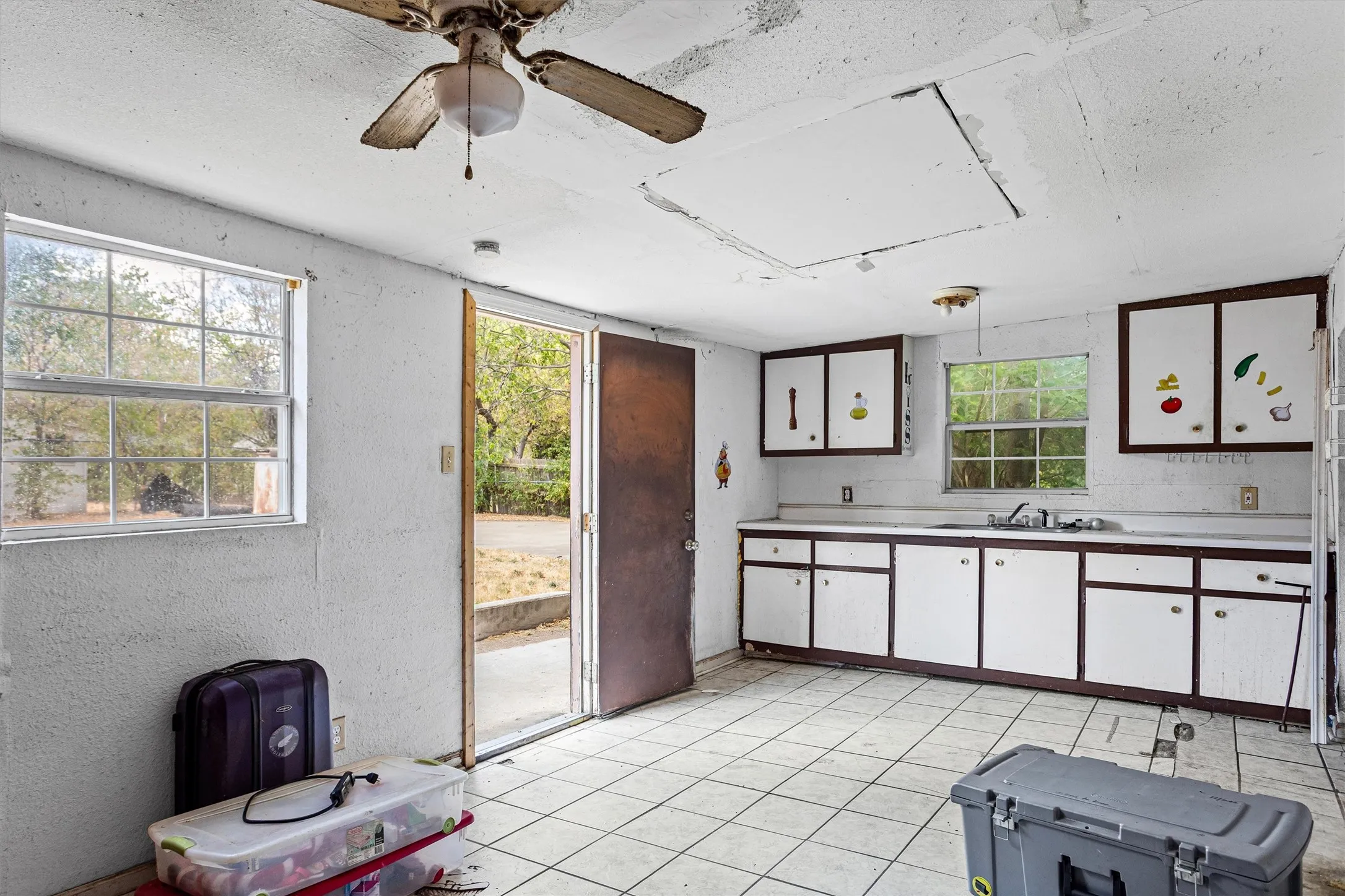 Single Family Residence For Sale in Tarrant County , 612 Meadow Park Drive, White Settlement, Texas 76108, 4 Bedroom, 3 Bathroom, Garage spaces, 2,285 Sqft, built in 1960, mls#21379901, Real Estate Agent in White Settlement, Homes For Sale in Tarrant county, Homes For Sale in White Settlement, Realtor in White Settlement Texas, Real Estate Brokerage Independent Realty Texas, Luminita Cordes Realtor
