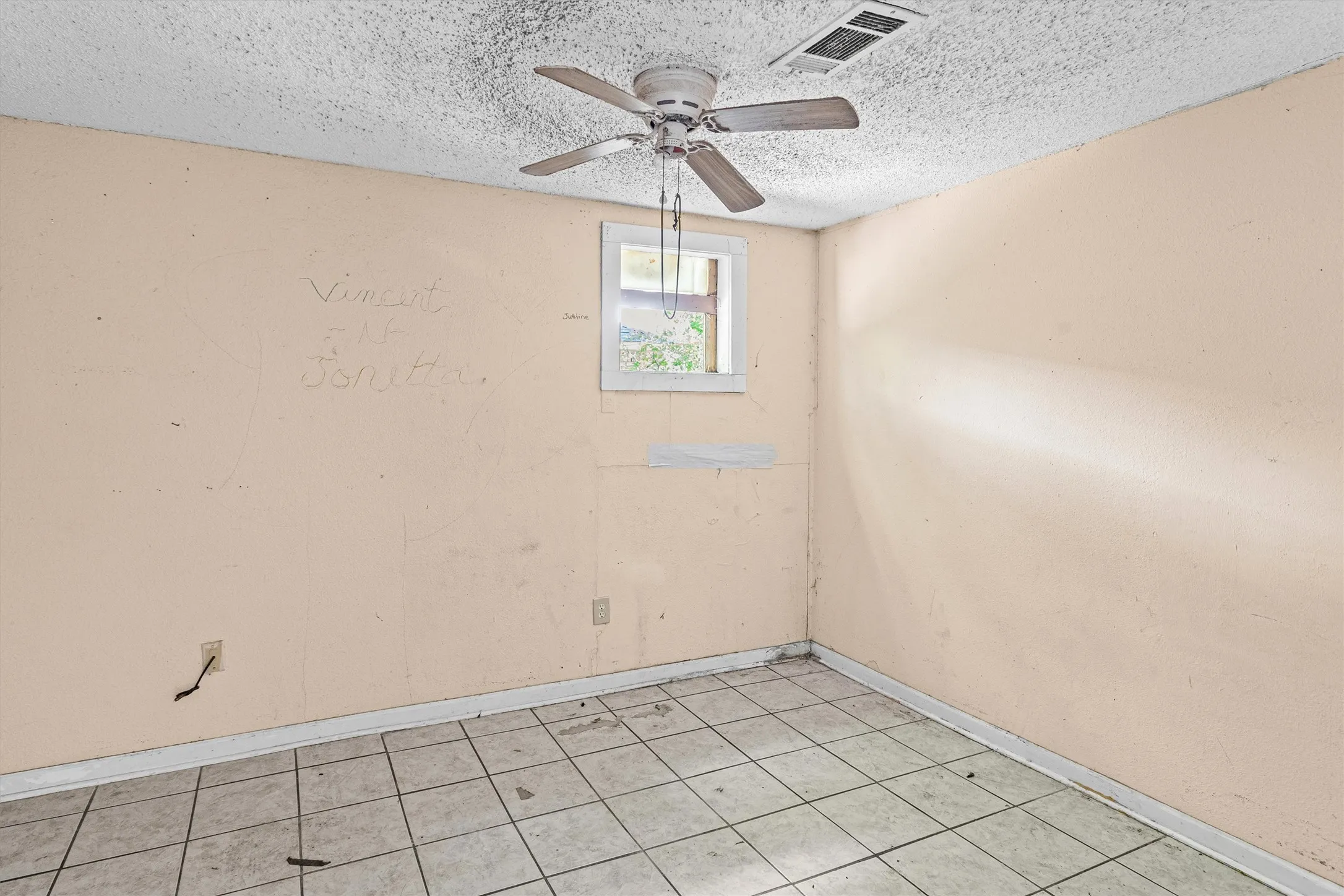 Single Family Residence For Sale in Tarrant County , 612 Meadow Park Drive, White Settlement, Texas 76108, 4 Bedroom, 3 Bathroom, Garage spaces, 2,285 Sqft, built in 1960, mls#21379901, Real Estate Agent in White Settlement, Homes For Sale in Tarrant county, Homes For Sale in White Settlement, Realtor in White Settlement Texas, Real Estate Brokerage Independent Realty Texas, Luminita Cordes Realtor