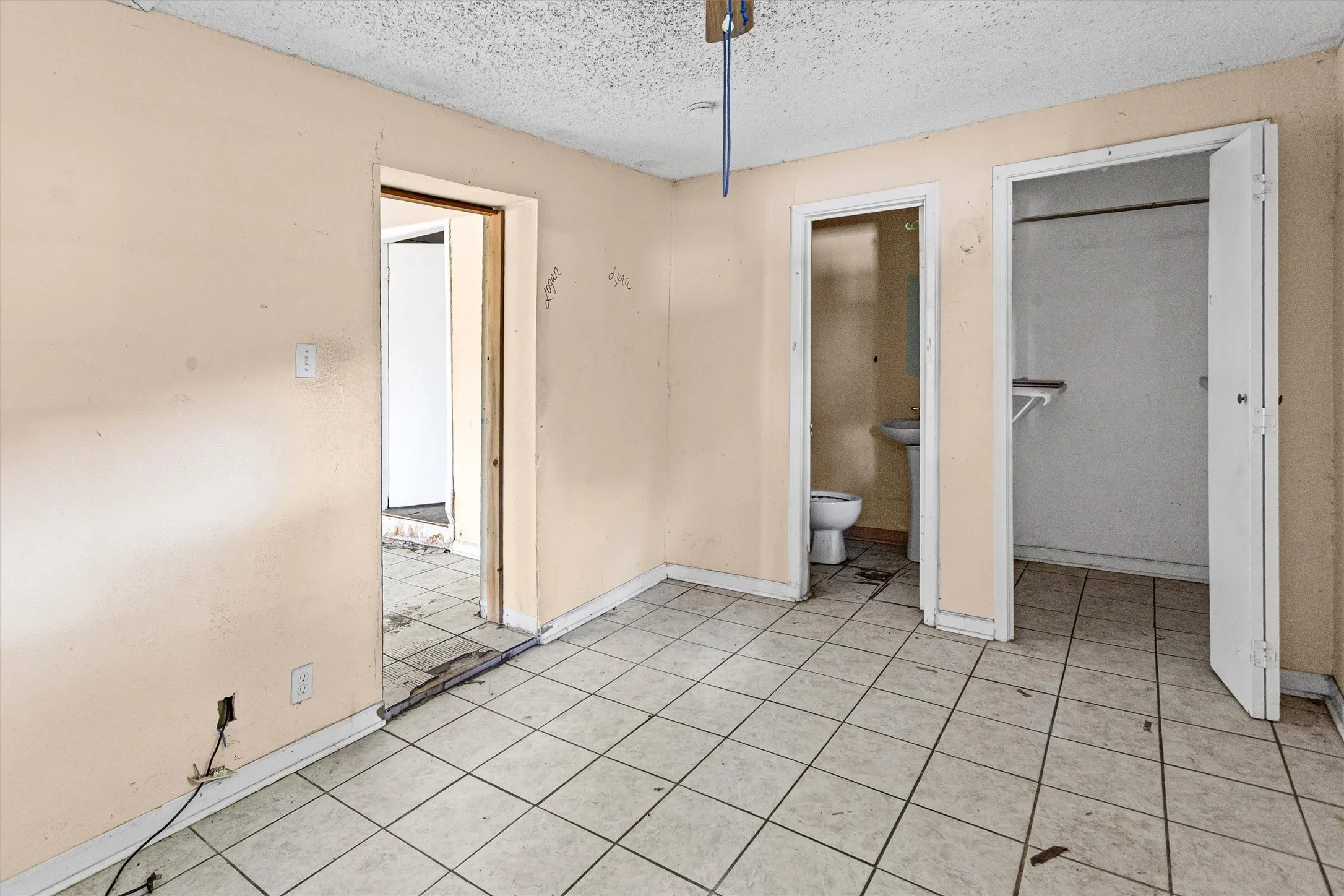 Single Family Residence For Sale in Tarrant County , 612 Meadow Park Drive, White Settlement, Texas 76108, 4 Bedroom, 3 Bathroom, Garage spaces, 2,285 Sqft, built in 1960, mls#21379901, Real Estate Agent in White Settlement, Homes For Sale in Tarrant county, Homes For Sale in White Settlement, Realtor in White Settlement Texas, Real Estate Brokerage Independent Realty Texas, Luminita Cordes Realtor