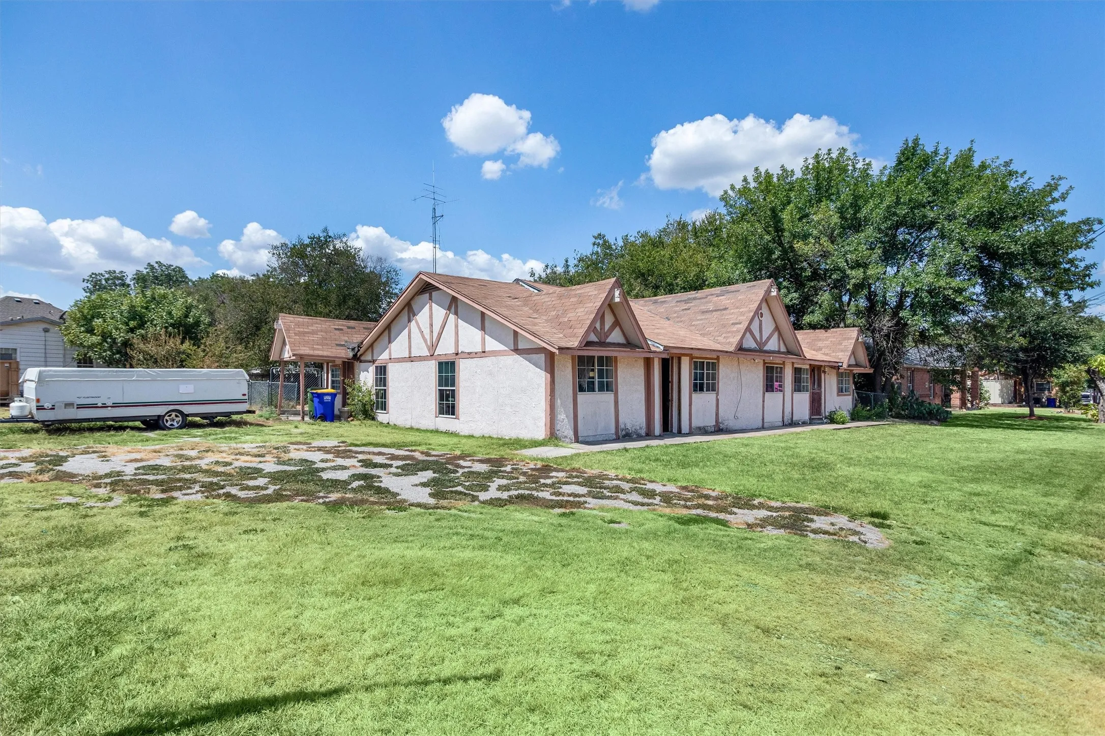Single Family Residence For Sale in Tarrant County , 612 Meadow Park Drive, White Settlement, Texas 76108, 4 Bedroom, 3 Bathroom, Garage spaces, 2,285 Sqft, built in 1960, mls#21379901, Real Estate Agent in White Settlement, Homes For Sale in Tarrant county, Homes For Sale in White Settlement, Realtor in White Settlement Texas, Real Estate Brokerage Independent Realty Texas, Luminita Cordes Realtor