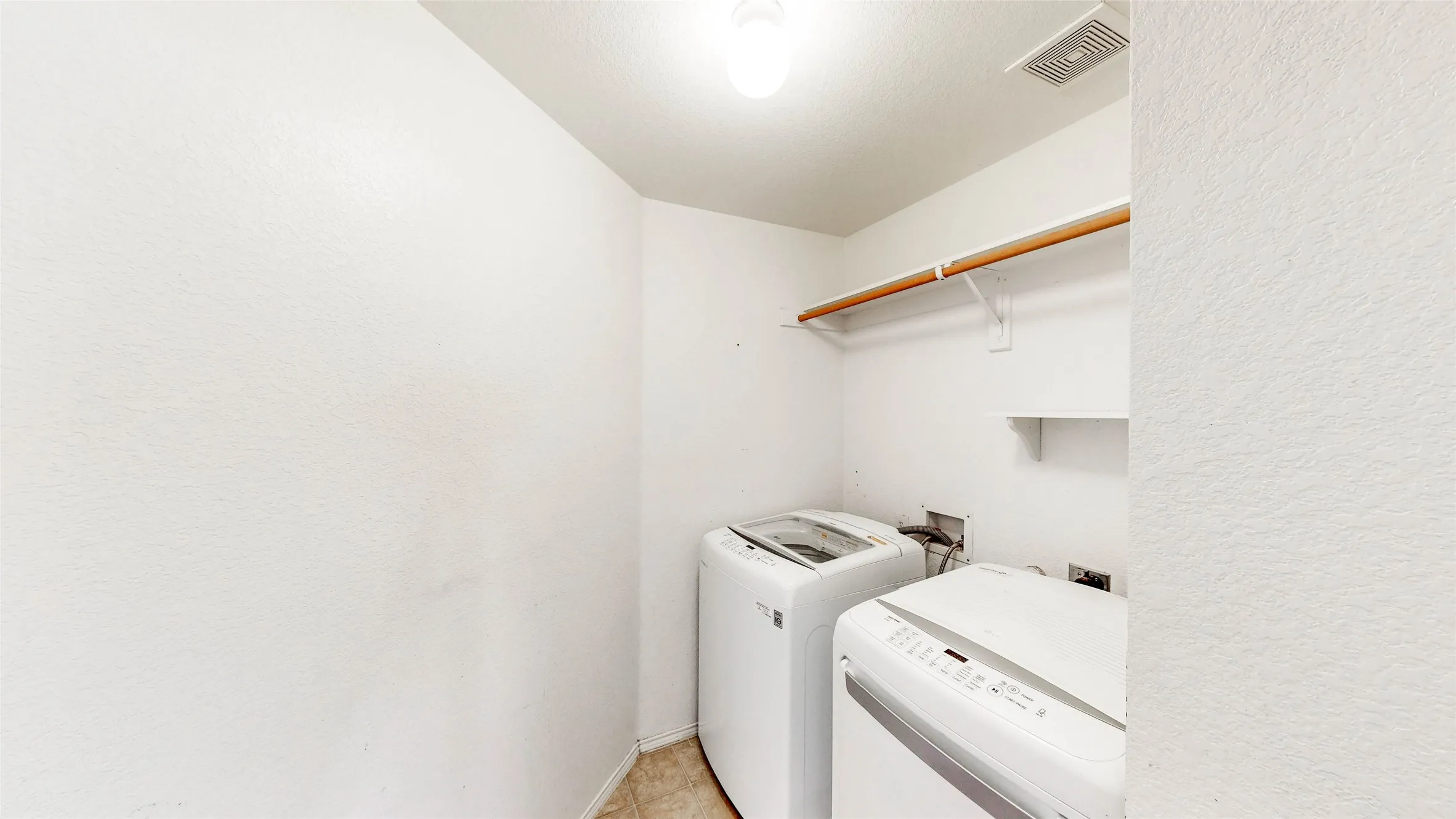 Single Family Residence For Sale in Denton County , 1134 Shearwater Avenue, Aubrey, Texas 76227, 3 Bedroom, 2 Bathroom, 2 Garage spaces, 1,733 Sqft, built in 2005, mls#21379915, Real Estate Agent in Aubrey, Homes For Sale in Denton county, Homes For Sale in Aubrey, Realtor in Aubrey Texas, Real Estate Brokerage Independent Realty Texas, Luminita Cordes Realtor