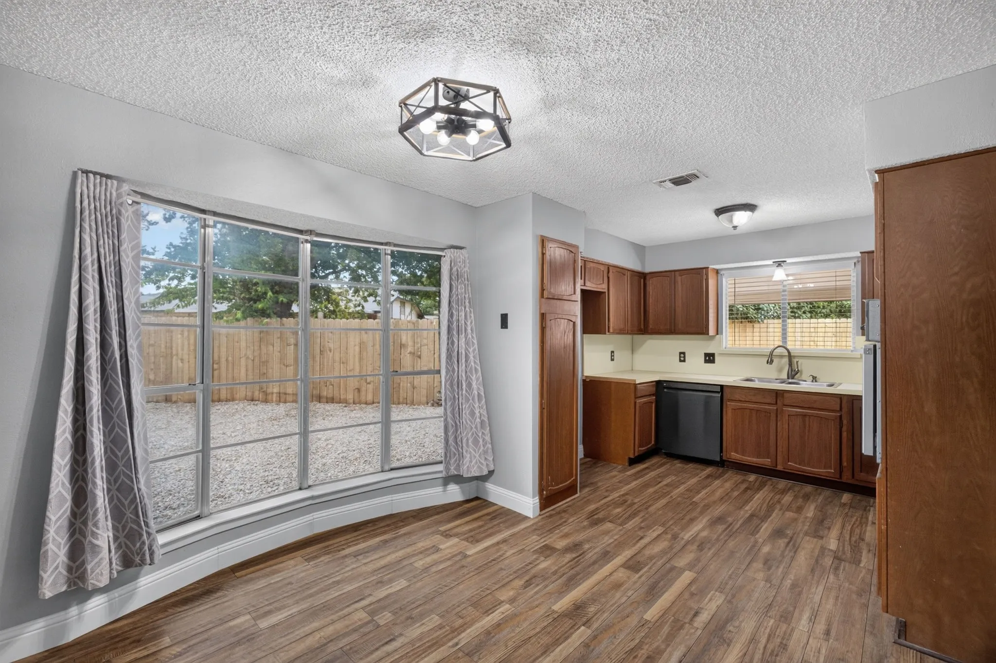 Single Family Residence For Sale in Tarrant County , 554 Taos Court, Saginaw, Texas 76179, 3 Bedroom, 2 Bathroom, 2 Garage spaces, 1,620 Sqft, built in 1978, mls#21378664, Real Estate Agent in Saginaw, Homes For Sale in Tarrant county, Homes For Sale in Saginaw, Realtor in Saginaw Texas, Real Estate Brokerage Independent Realty Texas, Luminita Cordes Realtor