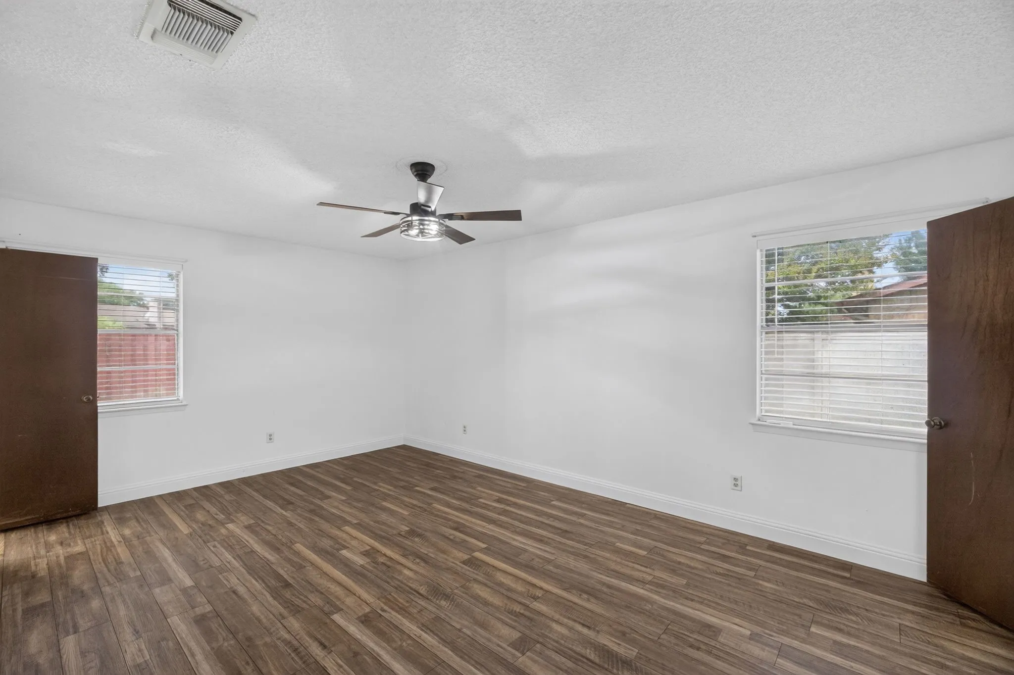 Single Family Residence For Sale in Tarrant County , 554 Taos Court, Saginaw, Texas 76179, 3 Bedroom, 2 Bathroom, 2 Garage spaces, 1,620 Sqft, built in 1978, mls#21378664, Real Estate Agent in Saginaw, Homes For Sale in Tarrant county, Homes For Sale in Saginaw, Realtor in Saginaw Texas, Real Estate Brokerage Independent Realty Texas, Luminita Cordes Realtor