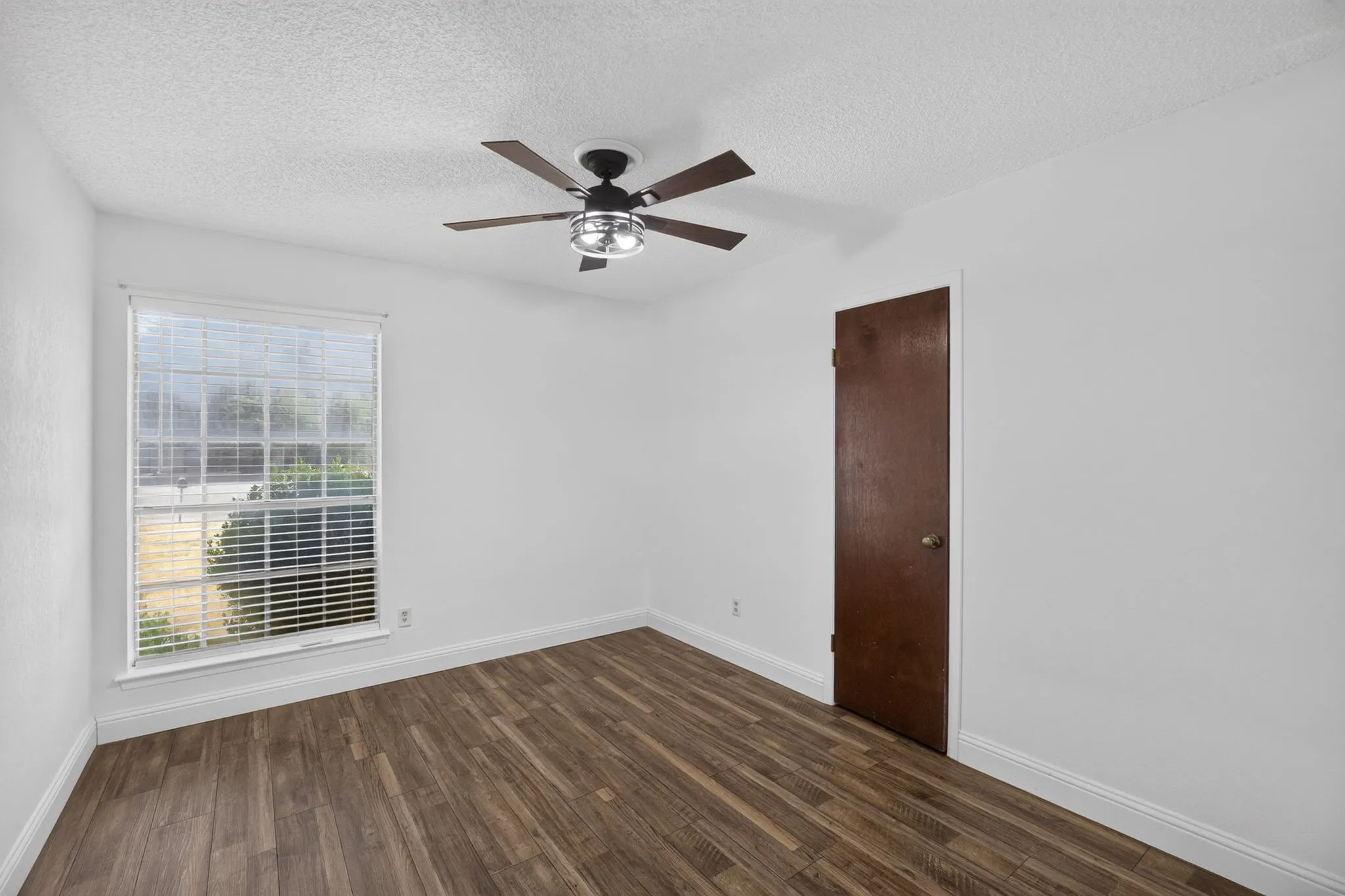 Single Family Residence For Sale in Tarrant County , 554 Taos Court, Saginaw, Texas 76179, 3 Bedroom, 2 Bathroom, 2 Garage spaces, 1,620 Sqft, built in 1978, mls#21378664, Real Estate Agent in Saginaw, Homes For Sale in Tarrant county, Homes For Sale in Saginaw, Realtor in Saginaw Texas, Real Estate Brokerage Independent Realty Texas, Luminita Cordes Realtor