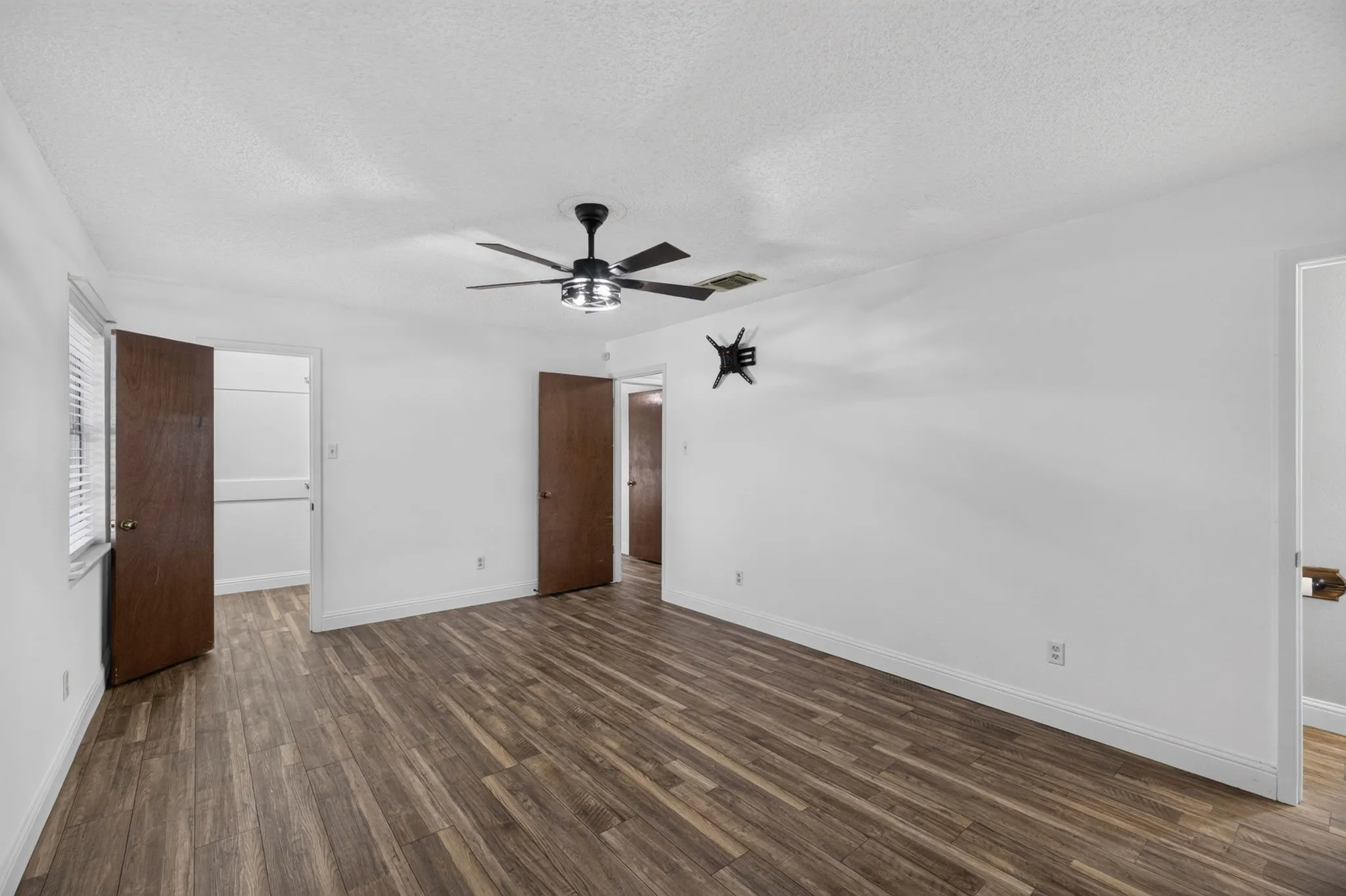 Single Family Residence For Sale in Tarrant County , 554 Taos Court, Saginaw, Texas 76179, 3 Bedroom, 2 Bathroom, 2 Garage spaces, 1,620 Sqft, built in 1978, mls#21378664, Real Estate Agent in Saginaw, Homes For Sale in Tarrant county, Homes For Sale in Saginaw, Realtor in Saginaw Texas, Real Estate Brokerage Independent Realty Texas, Luminita Cordes Realtor