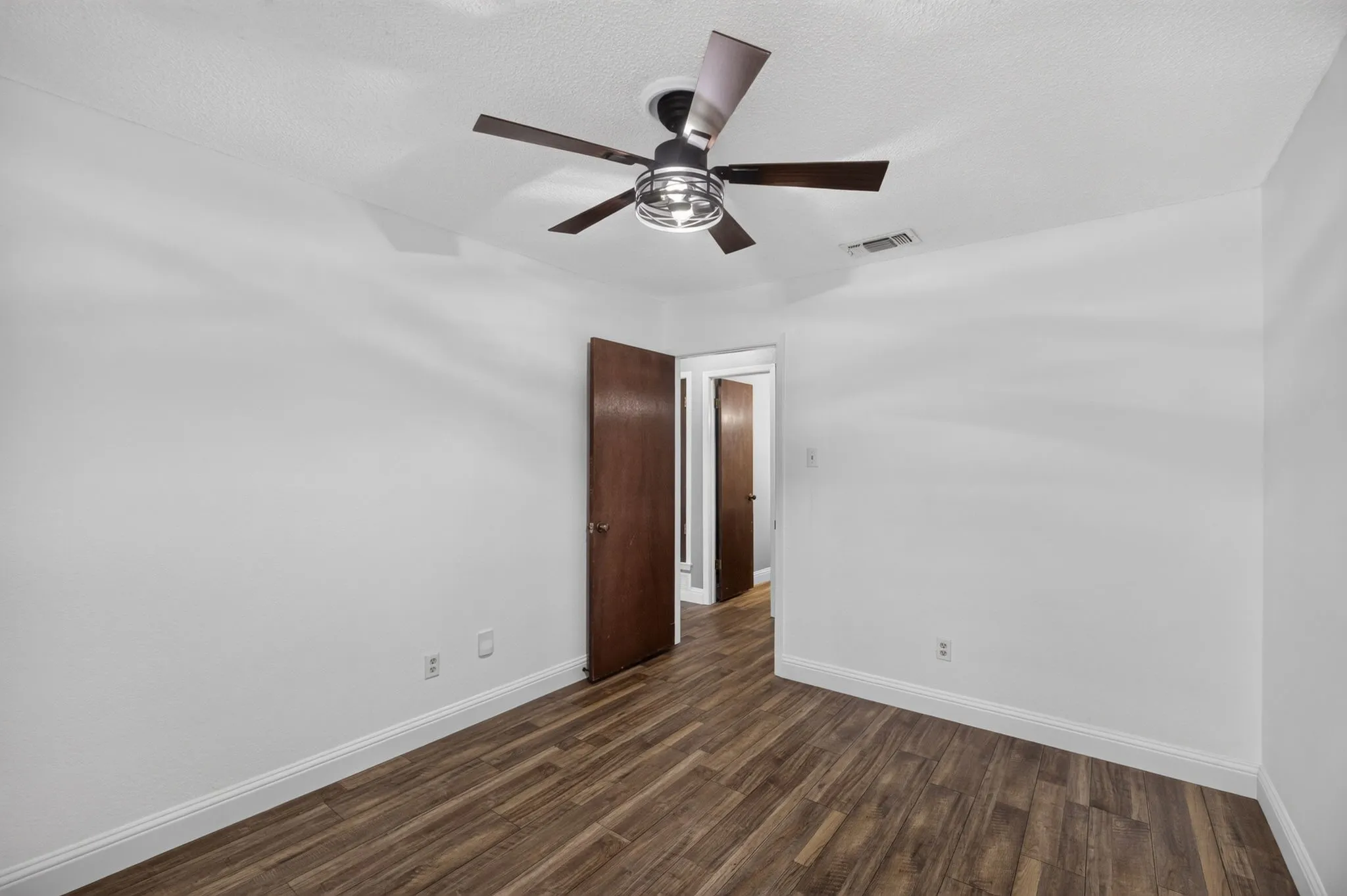 Single Family Residence For Sale in Tarrant County , 554 Taos Court, Saginaw, Texas 76179, 3 Bedroom, 2 Bathroom, 2 Garage spaces, 1,620 Sqft, built in 1978, mls#21378664, Real Estate Agent in Saginaw, Homes For Sale in Tarrant county, Homes For Sale in Saginaw, Realtor in Saginaw Texas, Real Estate Brokerage Independent Realty Texas, Luminita Cordes Realtor