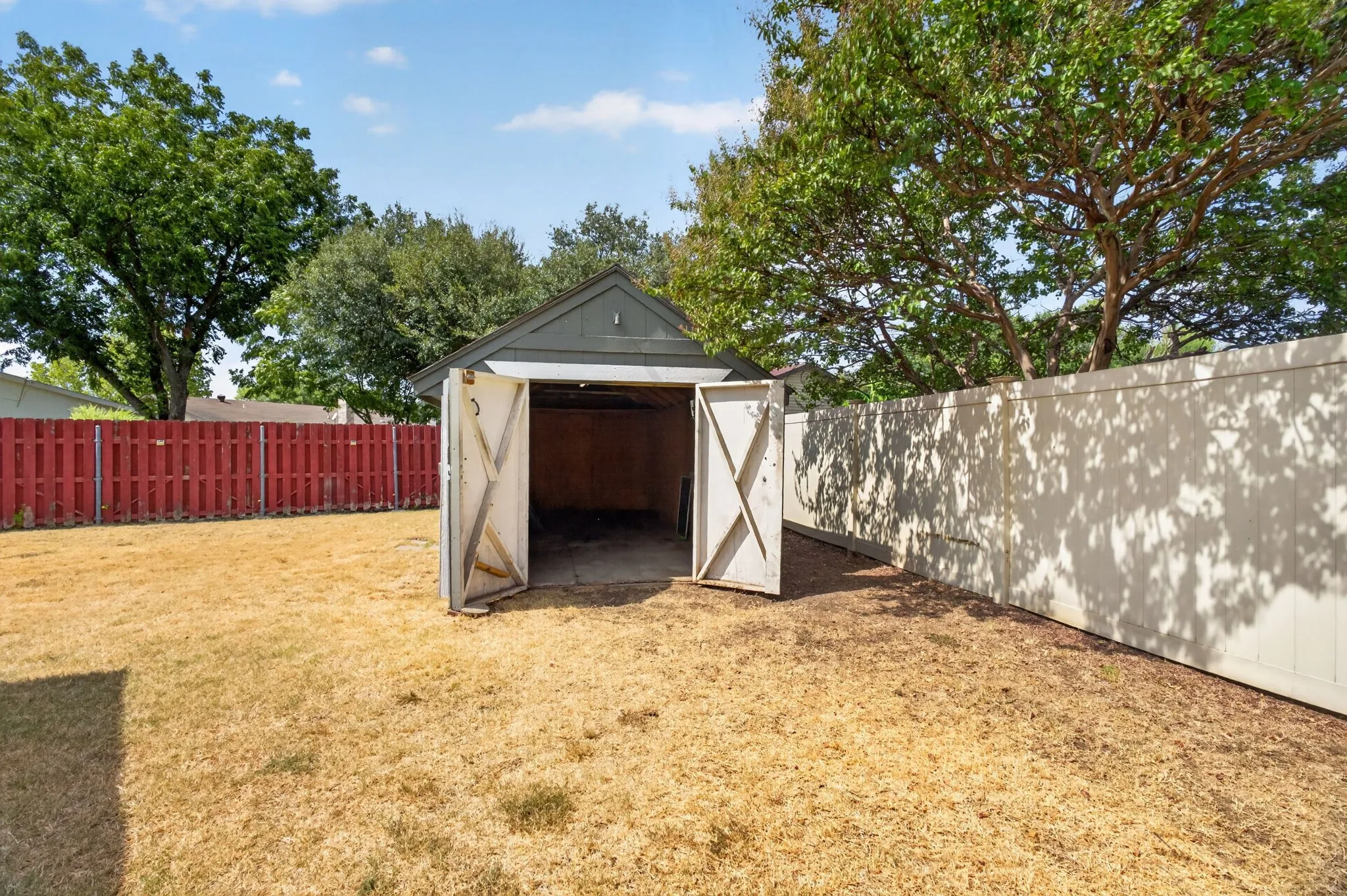 Single Family Residence For Sale in Tarrant County , 554 Taos Court, Saginaw, Texas 76179, 3 Bedroom, 2 Bathroom, 2 Garage spaces, 1,620 Sqft, built in 1978, mls#21378664, Real Estate Agent in Saginaw, Homes For Sale in Tarrant county, Homes For Sale in Saginaw, Realtor in Saginaw Texas, Real Estate Brokerage Independent Realty Texas, Luminita Cordes Realtor