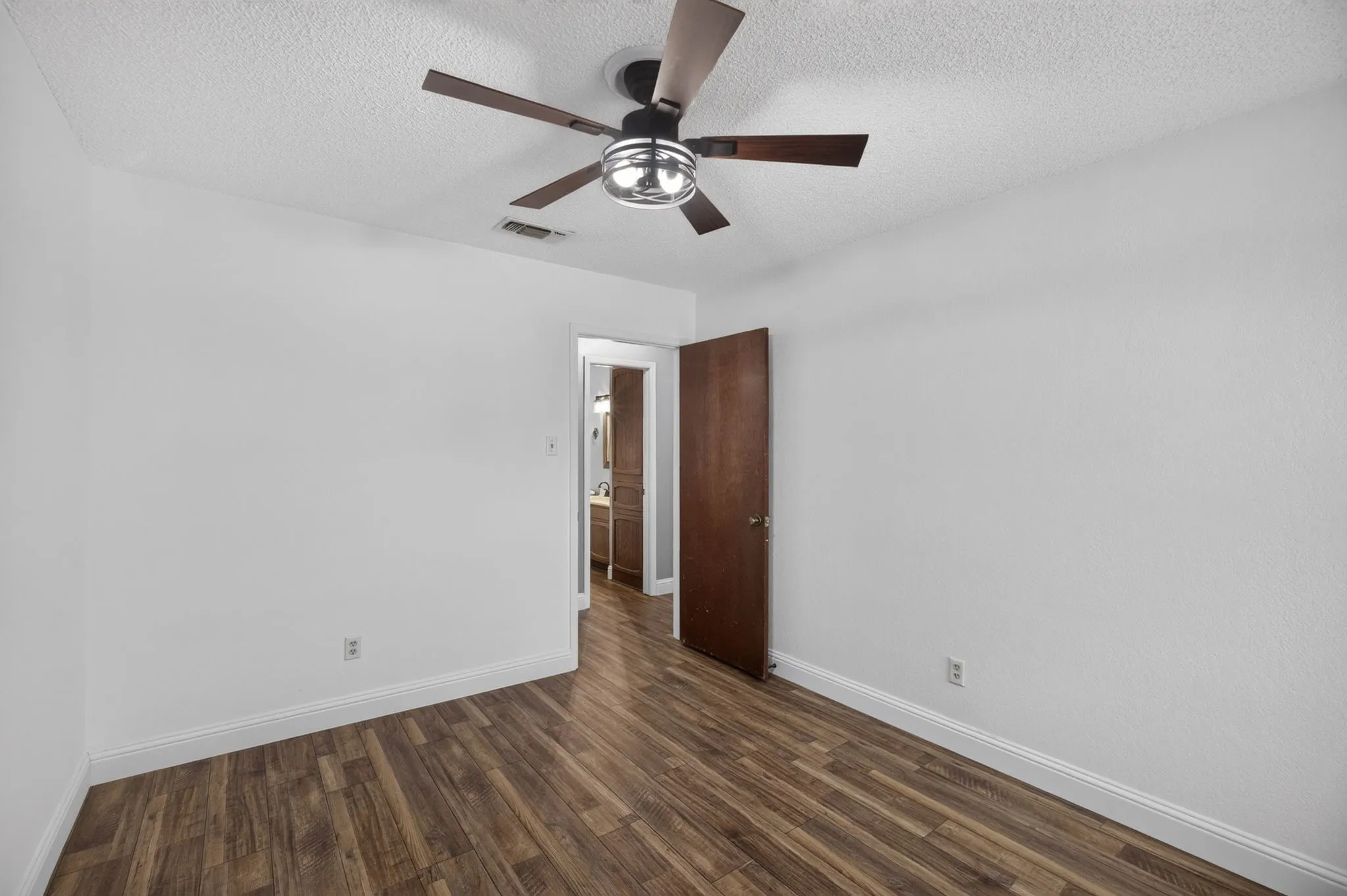 Single Family Residence For Sale in Tarrant County , 554 Taos Court, Saginaw, Texas 76179, 3 Bedroom, 2 Bathroom, 2 Garage spaces, 1,620 Sqft, built in 1978, mls#21378664, Real Estate Agent in Saginaw, Homes For Sale in Tarrant county, Homes For Sale in Saginaw, Realtor in Saginaw Texas, Real Estate Brokerage Independent Realty Texas, Luminita Cordes Realtor
