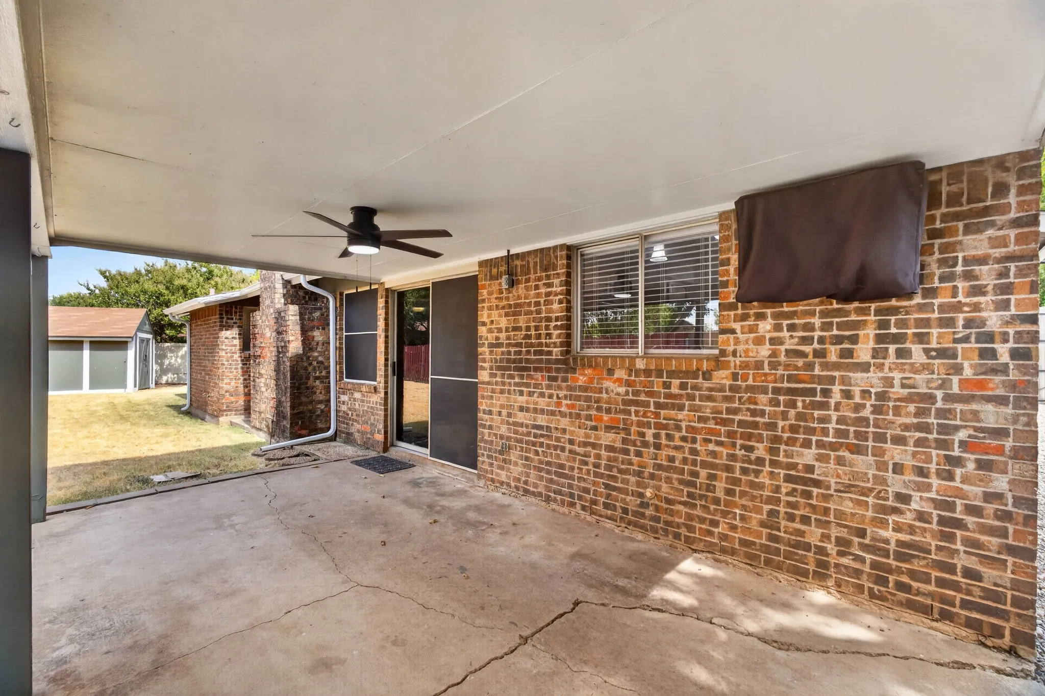 Single Family Residence For Sale in Tarrant County , 554 Taos Court, Saginaw, Texas 76179, 3 Bedroom, 2 Bathroom, 2 Garage spaces, 1,620 Sqft, built in 1978, mls#21378664, Real Estate Agent in Saginaw, Homes For Sale in Tarrant county, Homes For Sale in Saginaw, Realtor in Saginaw Texas, Real Estate Brokerage Independent Realty Texas, Luminita Cordes Realtor