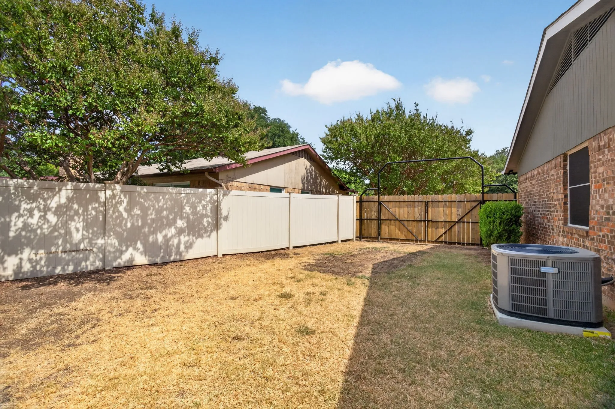 Single Family Residence For Sale in Tarrant County , 554 Taos Court, Saginaw, Texas 76179, 3 Bedroom, 2 Bathroom, 2 Garage spaces, 1,620 Sqft, built in 1978, mls#21378664, Real Estate Agent in Saginaw, Homes For Sale in Tarrant county, Homes For Sale in Saginaw, Realtor in Saginaw Texas, Real Estate Brokerage Independent Realty Texas, Luminita Cordes Realtor