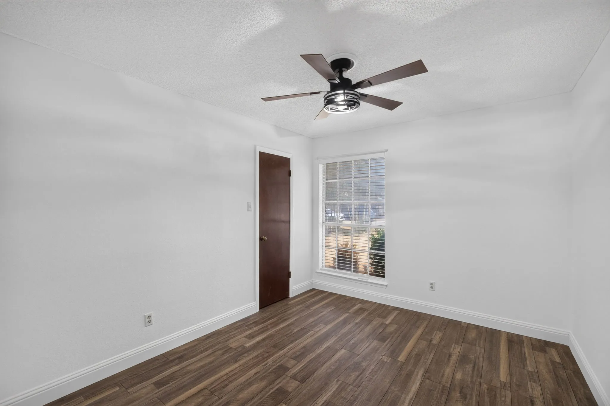 Single Family Residence For Sale in Tarrant County , 554 Taos Court, Saginaw, Texas 76179, 3 Bedroom, 2 Bathroom, 2 Garage spaces, 1,620 Sqft, built in 1978, mls#21378664, Real Estate Agent in Saginaw, Homes For Sale in Tarrant county, Homes For Sale in Saginaw, Realtor in Saginaw Texas, Real Estate Brokerage Independent Realty Texas, Luminita Cordes Realtor