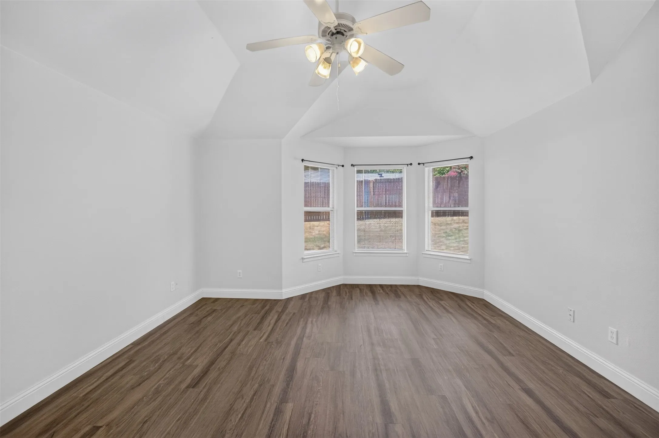 Single Family Residence For Rent in Tarrant County , 2921 Silvercrest Lane, Grapevine, Texas 76051, 4 Bedroom, 2 Bathroom, 2 Garage spaces, 2,429 Sqft, built in 1998, mls#21379936, Real Estate Agent in Grapevine, Homes For Rent in Tarrant county, Homes For Rent in Grapevine, Realtor in Grapevine Texas, Real Estate Brokerage Independent Realty Texas, Luminita Cordes Realtor