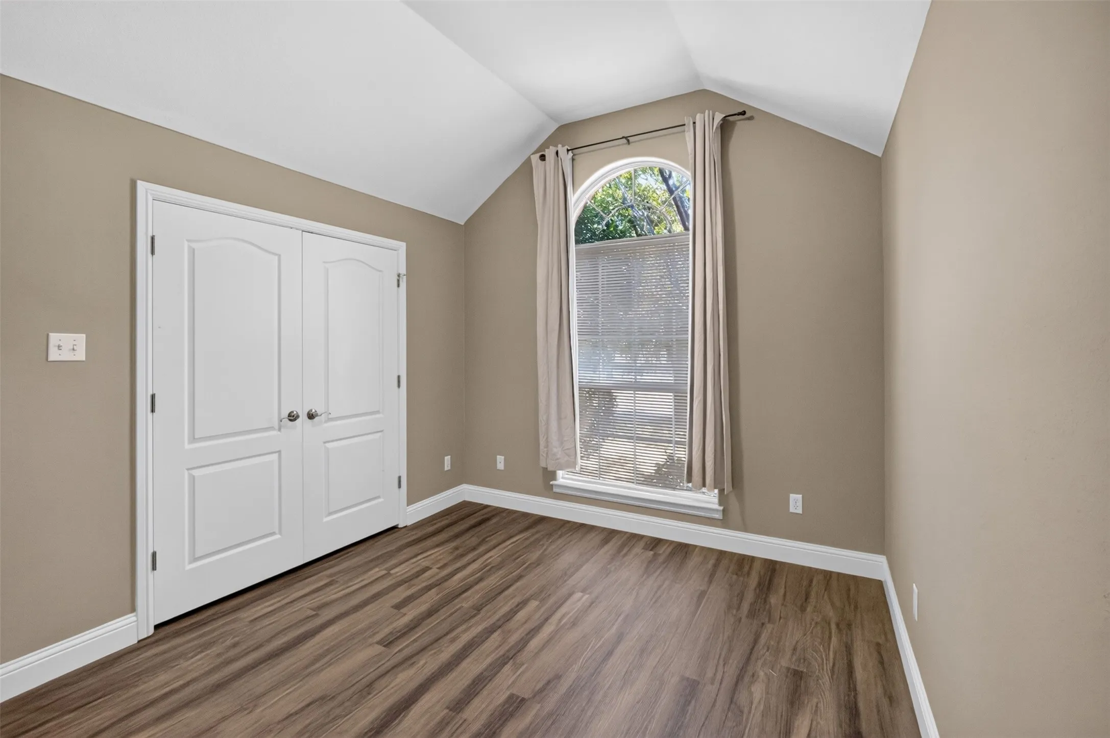 Single Family Residence For Rent in Tarrant County , 2921 Silvercrest Lane, Grapevine, Texas 76051, 4 Bedroom, 2 Bathroom, 2 Garage spaces, 2,429 Sqft, built in 1998, mls#21379936, Real Estate Agent in Grapevine, Homes For Rent in Tarrant county, Homes For Rent in Grapevine, Realtor in Grapevine Texas, Real Estate Brokerage Independent Realty Texas, Luminita Cordes Realtor