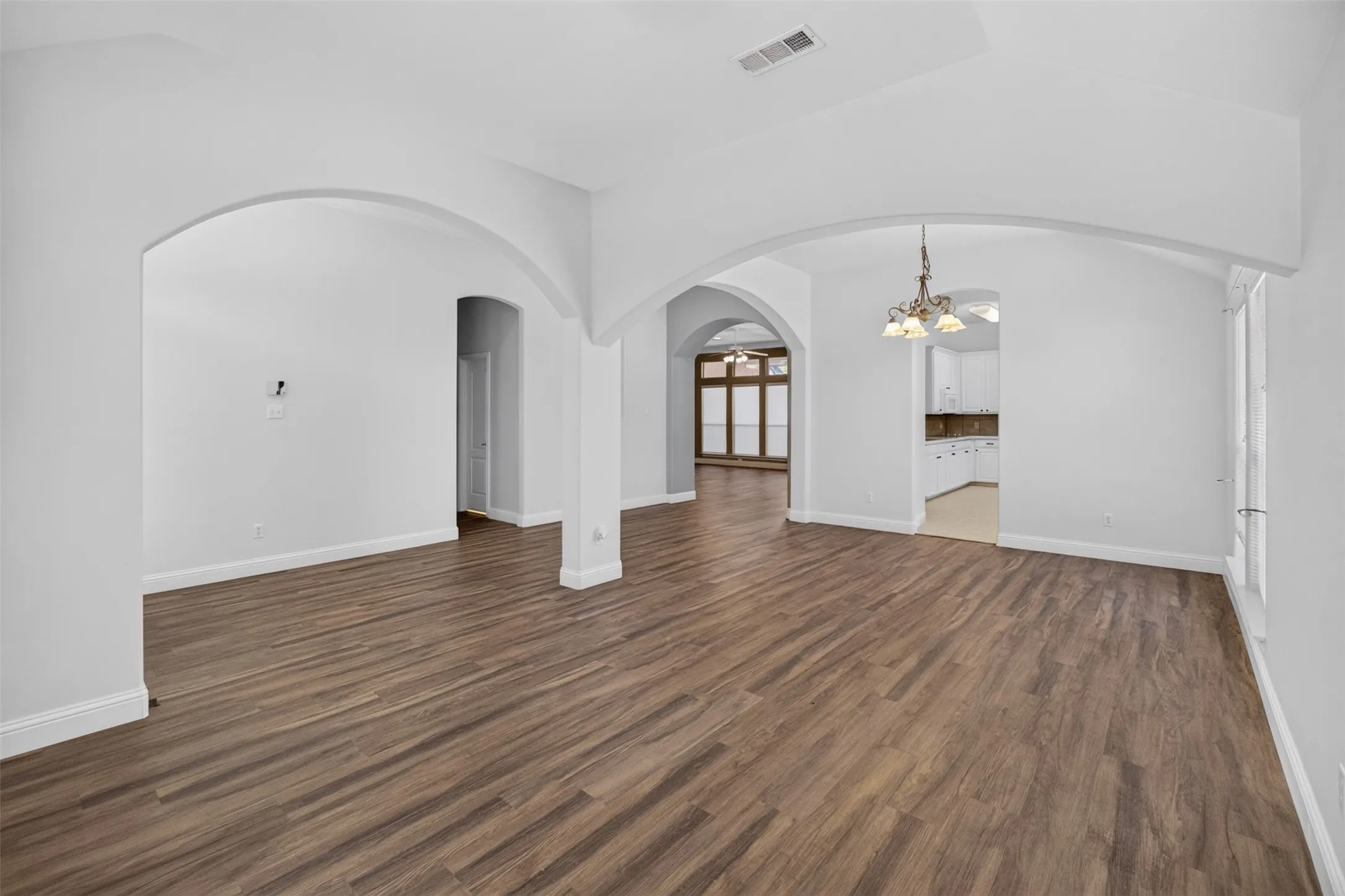 Single Family Residence For Rent in Tarrant County , 2921 Silvercrest Lane, Grapevine, Texas 76051, 4 Bedroom, 2 Bathroom, 2 Garage spaces, 2,429 Sqft, built in 1998, mls#21379936, Real Estate Agent in Grapevine, Homes For Rent in Tarrant county, Homes For Rent in Grapevine, Realtor in Grapevine Texas, Real Estate Brokerage Independent Realty Texas, Luminita Cordes Realtor