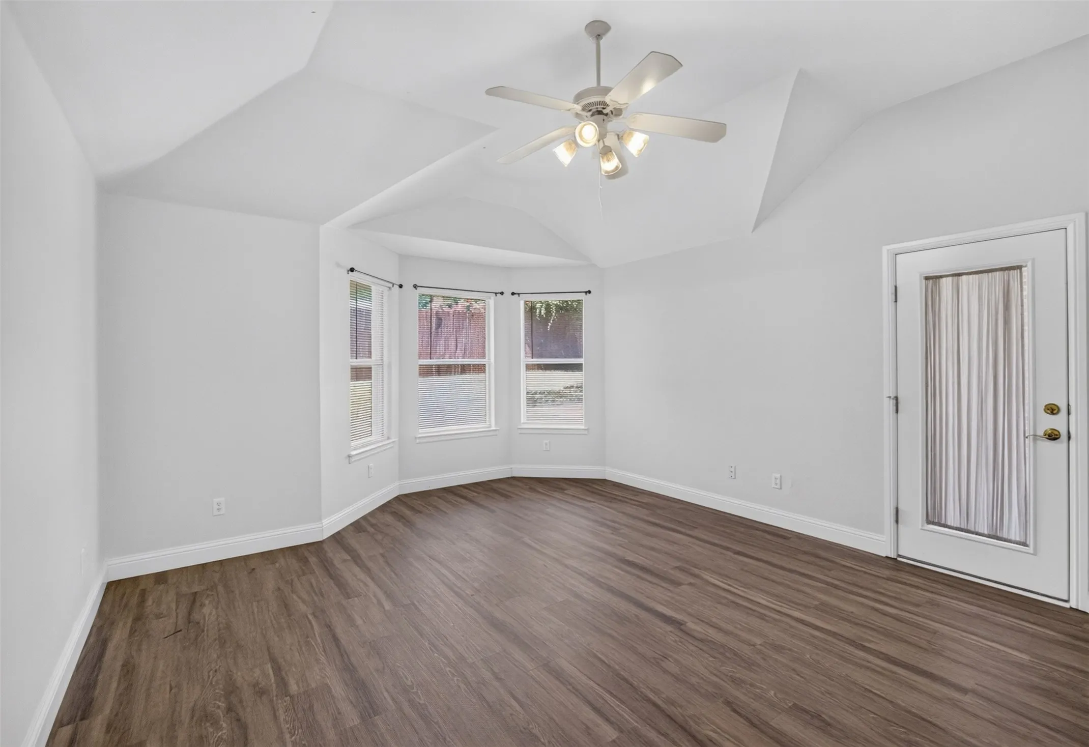 Single Family Residence For Rent in Tarrant County , 2921 Silvercrest Lane, Grapevine, Texas 76051, 4 Bedroom, 2 Bathroom, 2 Garage spaces, 2,429 Sqft, built in 1998, mls#21379936, Real Estate Agent in Grapevine, Homes For Rent in Tarrant county, Homes For Rent in Grapevine, Realtor in Grapevine Texas, Real Estate Brokerage Independent Realty Texas, Luminita Cordes Realtor