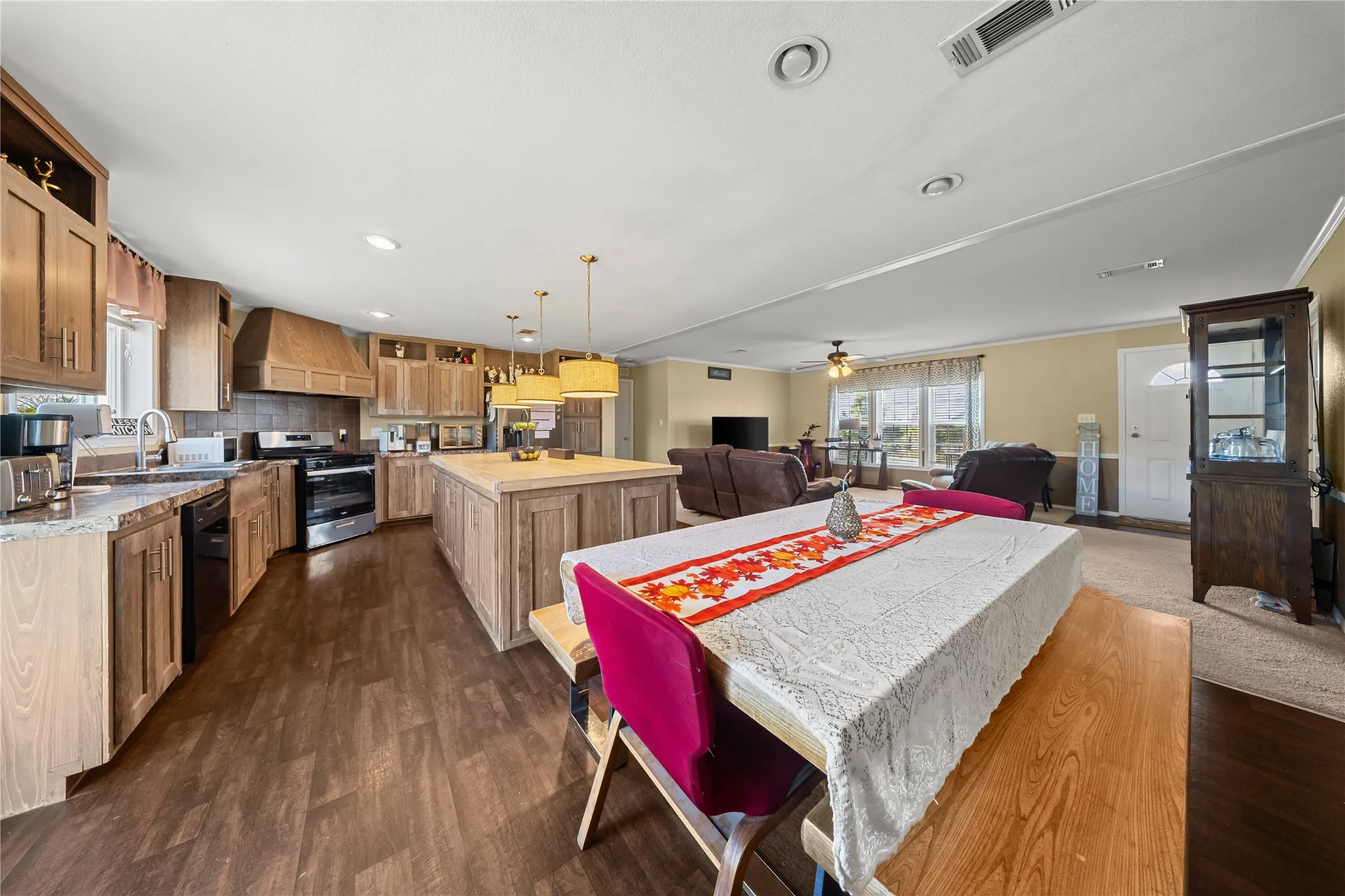 Mobile Home For Sale in Hunt County , 8379 Alice Circle, Quinlan, Texas 75474, 4 Bedroom, 3 Bathroom, 4 Garage spaces, 2,080 Sqft, built in 2017, mls#21378741, Real Estate Agent in Quinlan, Homes For Sale in Hunt county, Homes For Sale in Quinlan, Realtor in Quinlan Texas, Real Estate Brokerage Independent Realty Texas, Luminita Cordes Realtor