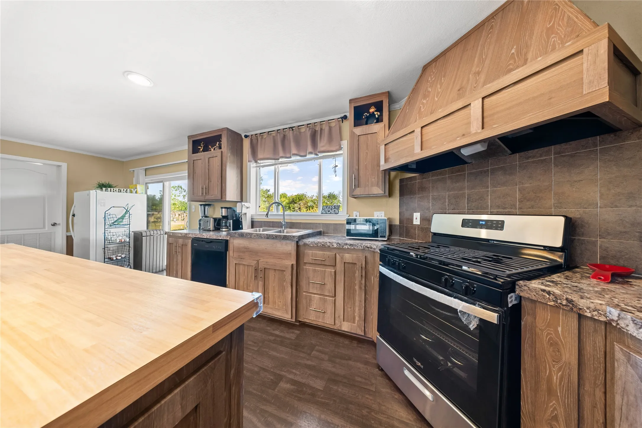 Mobile Home For Sale in Hunt County , 8379 Alice Circle, Quinlan, Texas 75474, 4 Bedroom, 3 Bathroom, 4 Garage spaces, 2,080 Sqft, built in 2017, mls#21378741, Real Estate Agent in Quinlan, Homes For Sale in Hunt county, Homes For Sale in Quinlan, Realtor in Quinlan Texas, Real Estate Brokerage Independent Realty Texas, Luminita Cordes Realtor