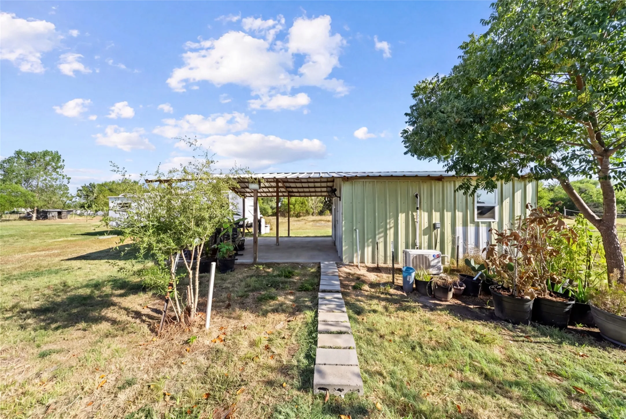 Mobile Home For Sale in Hunt County , 8379 Alice Circle, Quinlan, Texas 75474, 4 Bedroom, 3 Bathroom, 4 Garage spaces, 2,080 Sqft, built in 2017, mls#21378741, Real Estate Agent in Quinlan, Homes For Sale in Hunt county, Homes For Sale in Quinlan, Realtor in Quinlan Texas, Real Estate Brokerage Independent Realty Texas, Luminita Cordes Realtor