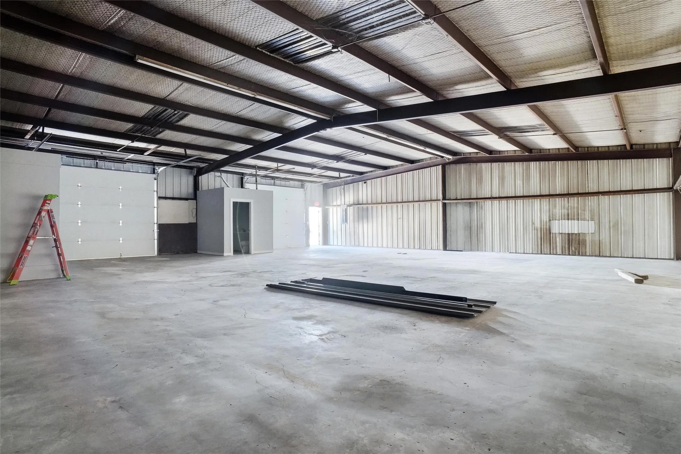 Industrial For Rent in Dallas County , 742 Dalworth Drive 300, Mesquite, Texas 75149, 0, 0, Garage spaces, 2,500 Sqft, built in 1980, mls#21320100, Real Estate Agent in Mesquite, Homes For Rent in Dallas county, Homes For Rent in Mesquite, Realtor in Mesquite Texas, Real Estate Brokerage Independent Realty Texas, Luminita Cordes Realtor