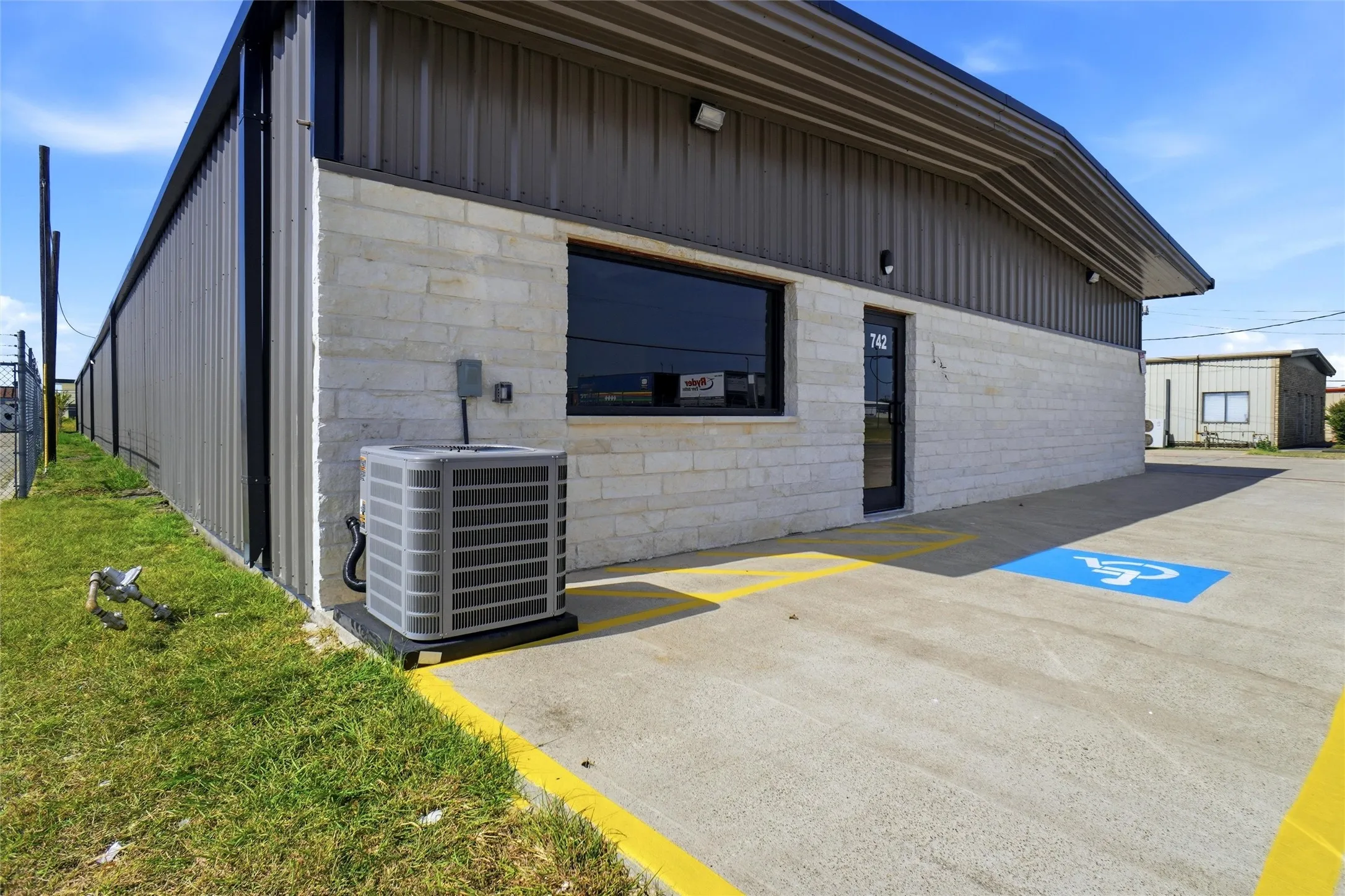 Industrial For Rent in Dallas County , 742 Dalworth Drive 200, Mesquite, Texas 75149, 0, 0, Garage spaces, 2,500 Sqft, built in 1980, mls#21320093, Real Estate Agent in Mesquite, Homes For Rent in Dallas county, Homes For Rent in Mesquite, Realtor in Mesquite Texas, Real Estate Brokerage Independent Realty Texas, Luminita Cordes Realtor