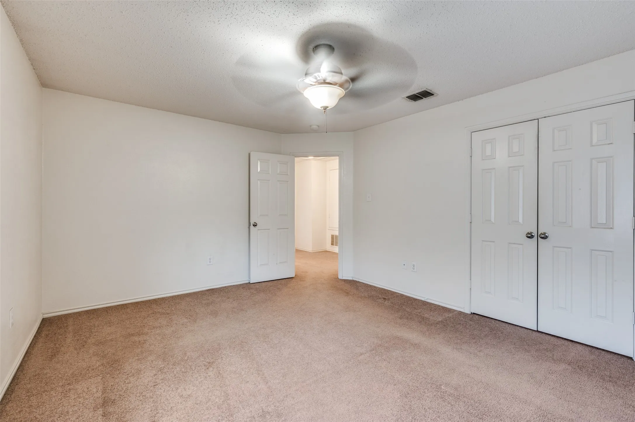 Single Family Residence For Rent in Tarrant County , 8402 Olivia Meadow Drive, Arlington, Texas 76002, 4 Bedroom, 3 Bathroom, 2 Garage spaces, 2,606 Sqft, built in 2005, mls#21379943, Real Estate Agent in Arlington, Homes For Rent in Tarrant county, Homes For Rent in Arlington, Realtor in Arlington Texas, Real Estate Brokerage Independent Realty Texas, Luminita Cordes Realtor