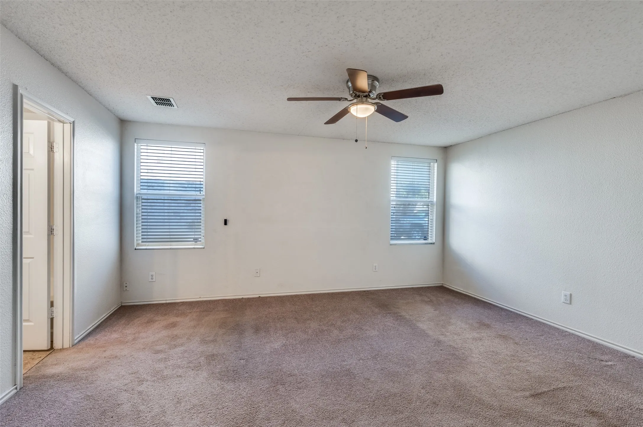 Single Family Residence For Rent in Tarrant County , 8402 Olivia Meadow Drive, Arlington, Texas 76002, 4 Bedroom, 3 Bathroom, 2 Garage spaces, 2,606 Sqft, built in 2005, mls#21379943, Real Estate Agent in Arlington, Homes For Rent in Tarrant county, Homes For Rent in Arlington, Realtor in Arlington Texas, Real Estate Brokerage Independent Realty Texas, Luminita Cordes Realtor