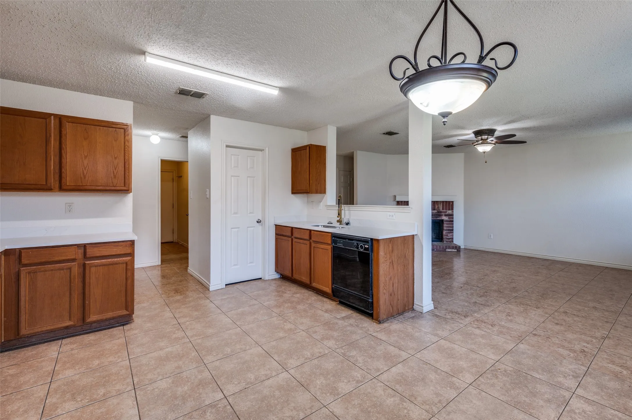 Single Family Residence For Rent in Tarrant County , 8402 Olivia Meadow Drive, Arlington, Texas 76002, 4 Bedroom, 3 Bathroom, 2 Garage spaces, 2,606 Sqft, built in 2005, mls#21379943, Real Estate Agent in Arlington, Homes For Rent in Tarrant county, Homes For Rent in Arlington, Realtor in Arlington Texas, Real Estate Brokerage Independent Realty Texas, Luminita Cordes Realtor