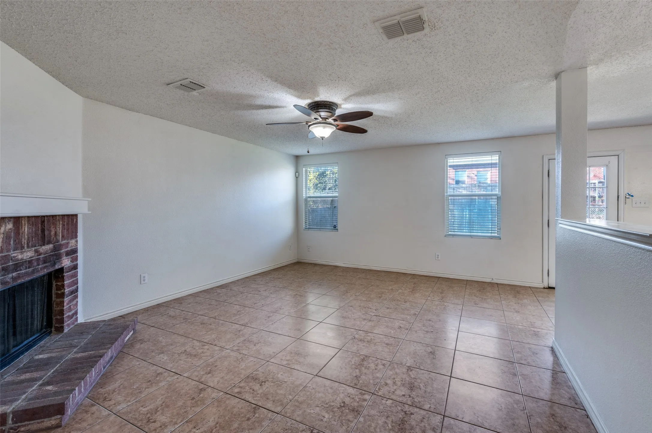 Single Family Residence For Rent in Tarrant County , 8402 Olivia Meadow Drive, Arlington, Texas 76002, 4 Bedroom, 3 Bathroom, 2 Garage spaces, 2,606 Sqft, built in 2005, mls#21379943, Real Estate Agent in Arlington, Homes For Rent in Tarrant county, Homes For Rent in Arlington, Realtor in Arlington Texas, Real Estate Brokerage Independent Realty Texas, Luminita Cordes Realtor