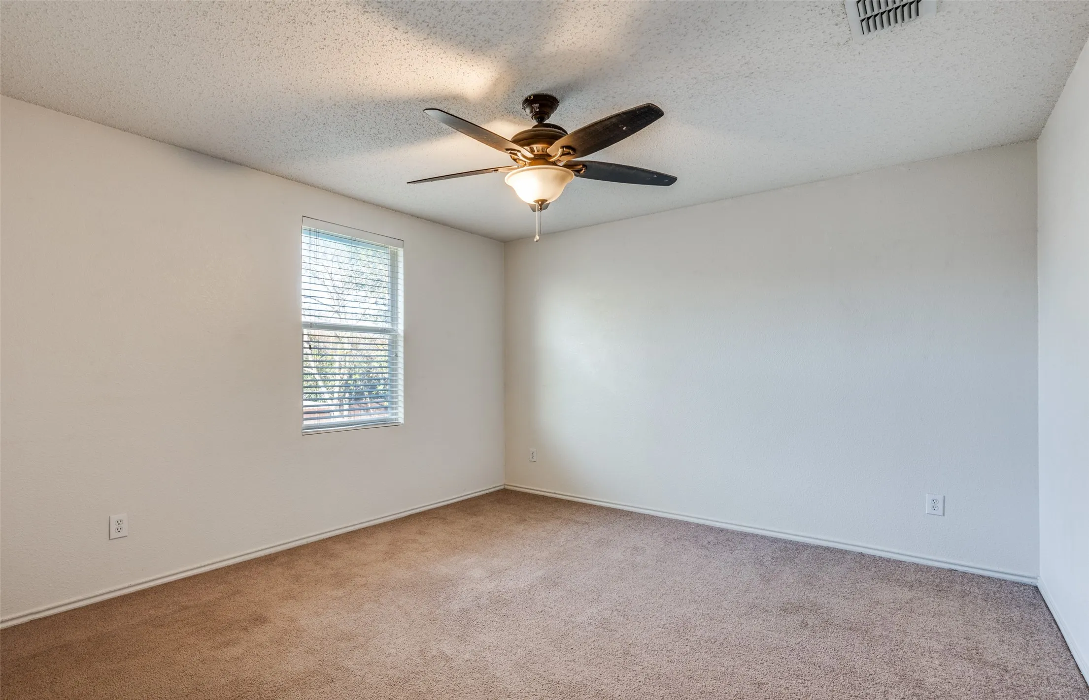 Single Family Residence For Rent in Tarrant County , 8402 Olivia Meadow Drive, Arlington, Texas 76002, 4 Bedroom, 3 Bathroom, 2 Garage spaces, 2,606 Sqft, built in 2005, mls#21379943, Real Estate Agent in Arlington, Homes For Rent in Tarrant county, Homes For Rent in Arlington, Realtor in Arlington Texas, Real Estate Brokerage Independent Realty Texas, Luminita Cordes Realtor