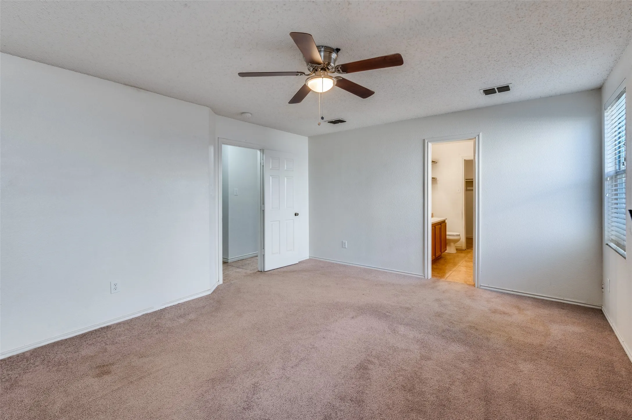 Single Family Residence For Rent in Tarrant County , 8402 Olivia Meadow Drive, Arlington, Texas 76002, 4 Bedroom, 3 Bathroom, 2 Garage spaces, 2,606 Sqft, built in 2005, mls#21379943, Real Estate Agent in Arlington, Homes For Rent in Tarrant county, Homes For Rent in Arlington, Realtor in Arlington Texas, Real Estate Brokerage Independent Realty Texas, Luminita Cordes Realtor