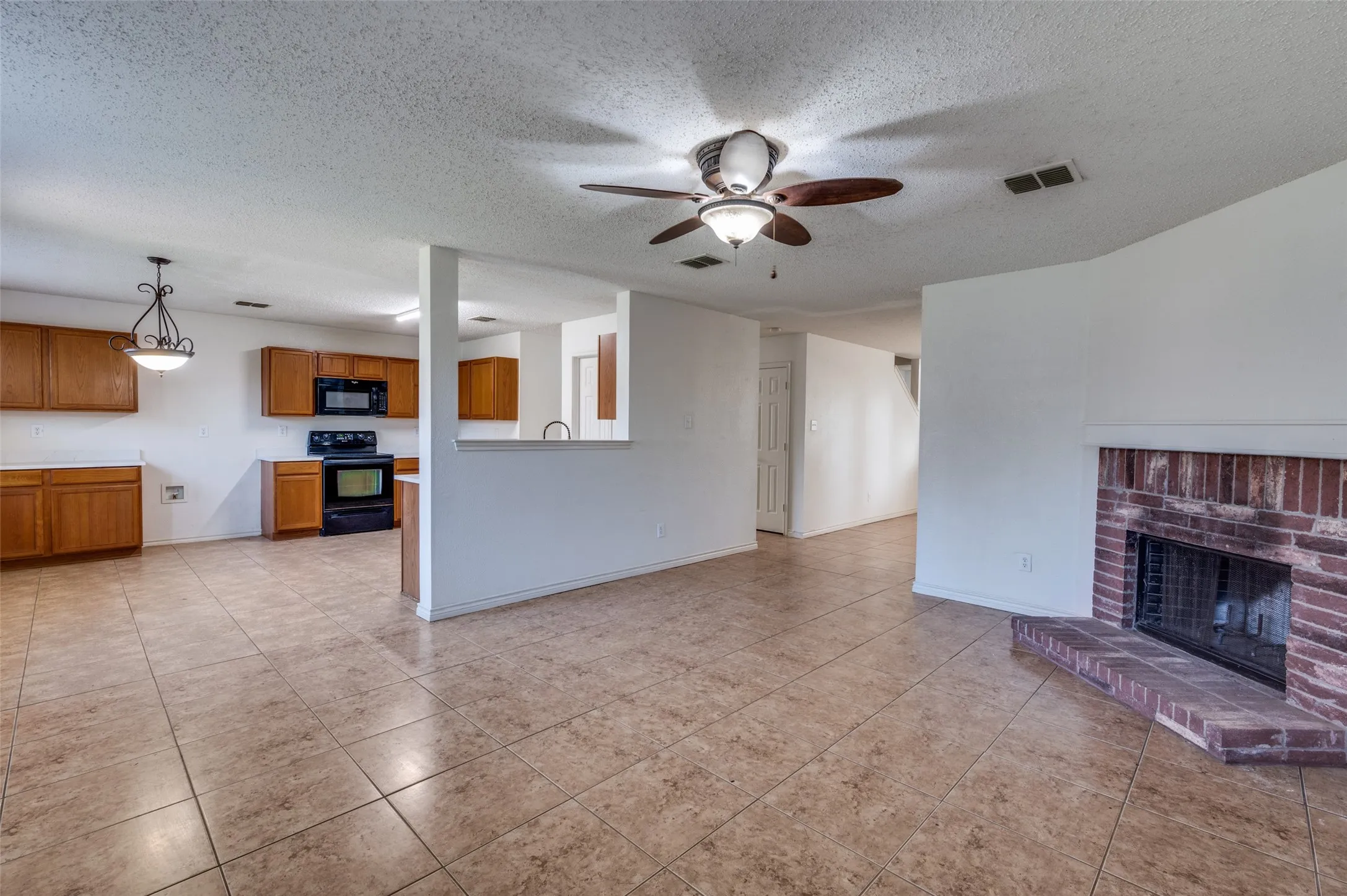 Single Family Residence For Rent in Tarrant County , 8402 Olivia Meadow Drive, Arlington, Texas 76002, 4 Bedroom, 3 Bathroom, 2 Garage spaces, 2,606 Sqft, built in 2005, mls#21379943, Real Estate Agent in Arlington, Homes For Rent in Tarrant county, Homes For Rent in Arlington, Realtor in Arlington Texas, Real Estate Brokerage Independent Realty Texas, Luminita Cordes Realtor