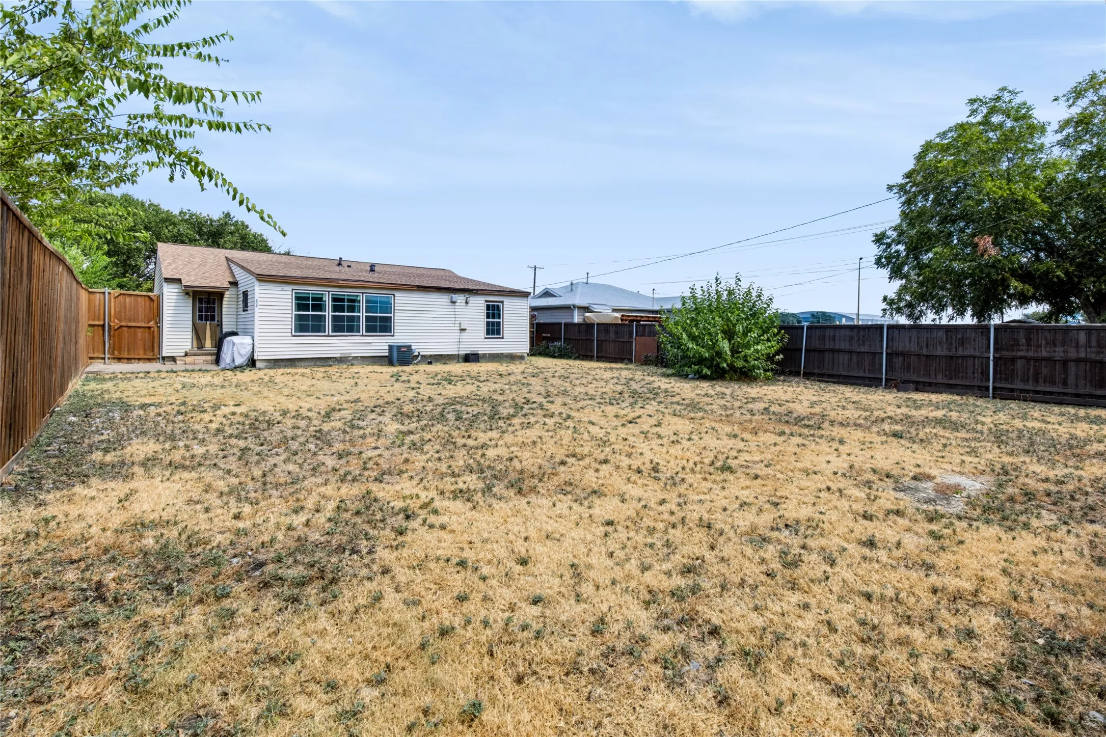 Single Family Residence For Sale in Dallas County , 804 Lilac Drive, Garland, Texas 75040, 3 Bedroom, 1 Bathroom, 1 Garage spaces, 1,272 Sqft, built in 1957, mls#21379315, Real Estate Agent in Garland, Homes For Sale in Dallas county, Homes For Sale in Garland, Realtor in Garland Texas, Real Estate Brokerage Independent Realty Texas, Luminita Cordes Realtor