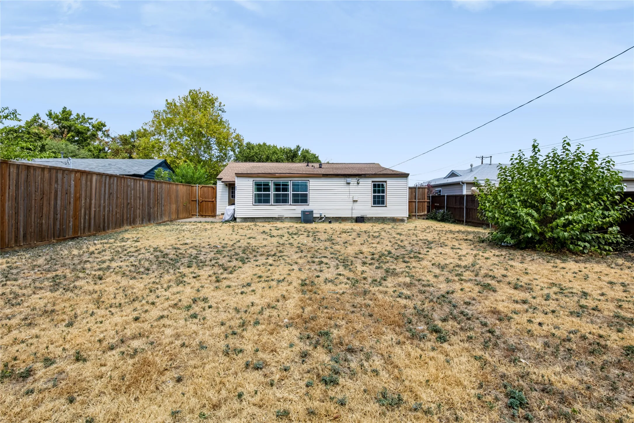 Single Family Residence For Sale in Dallas County , 804 Lilac Drive, Garland, Texas 75040, 3 Bedroom, 1 Bathroom, 1 Garage spaces, 1,272 Sqft, built in 1957, mls#21379315, Real Estate Agent in Garland, Homes For Sale in Dallas county, Homes For Sale in Garland, Realtor in Garland Texas, Real Estate Brokerage Independent Realty Texas, Luminita Cordes Realtor