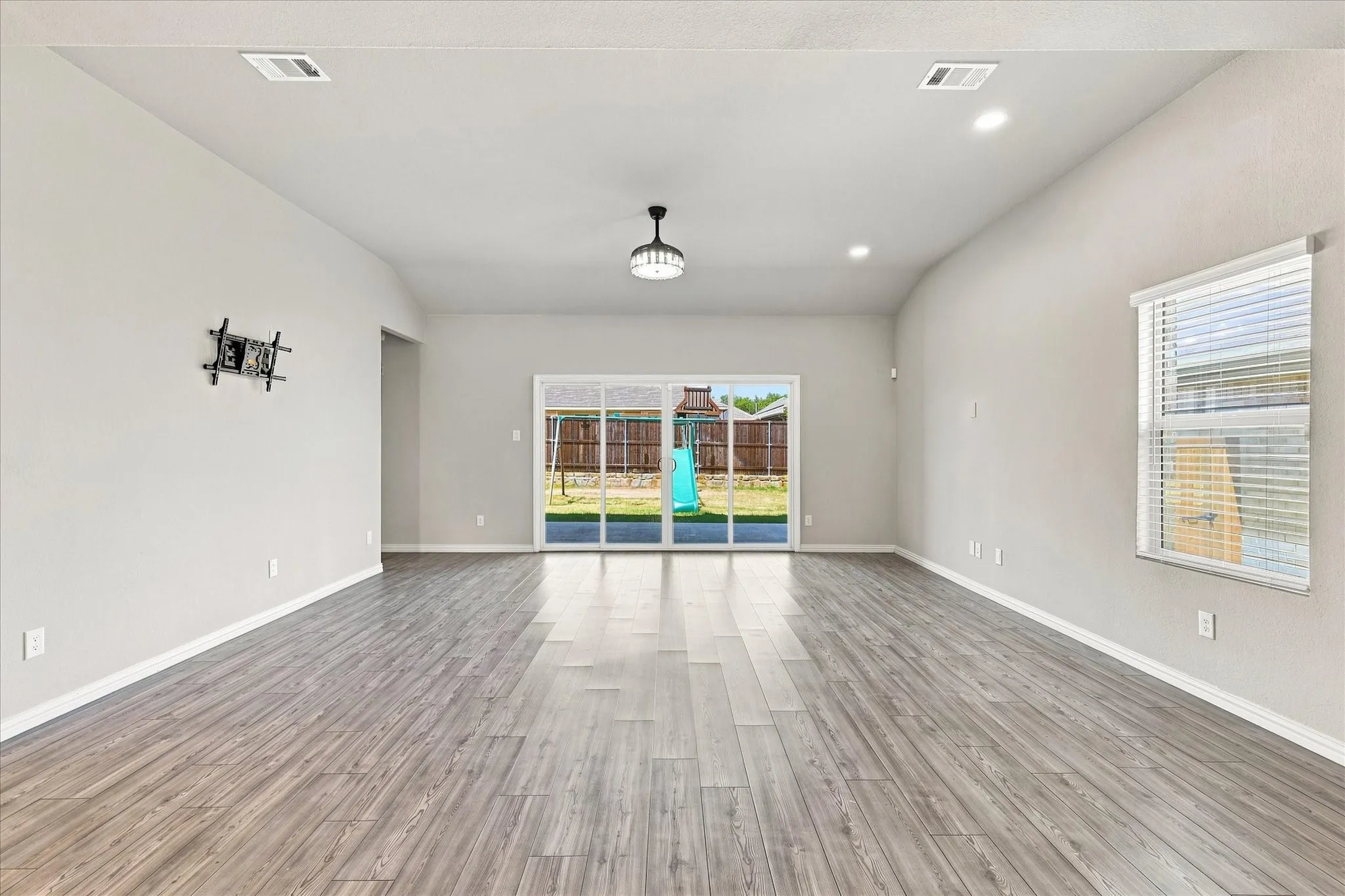 Single Family Residence For Sale in Denton County , 3316 Kingsdown Drive, Denton, Texas 76207, 4 Bedroom, 4 Bathroom, 2 Garage spaces, 3,114 Sqft, built in 2023, mls#21377693, Real Estate Agent in Denton, Homes For Sale in Denton county, Homes For Sale in Denton, Realtor in Denton Texas, Real Estate Brokerage Independent Realty Texas, Luminita Cordes Realtor