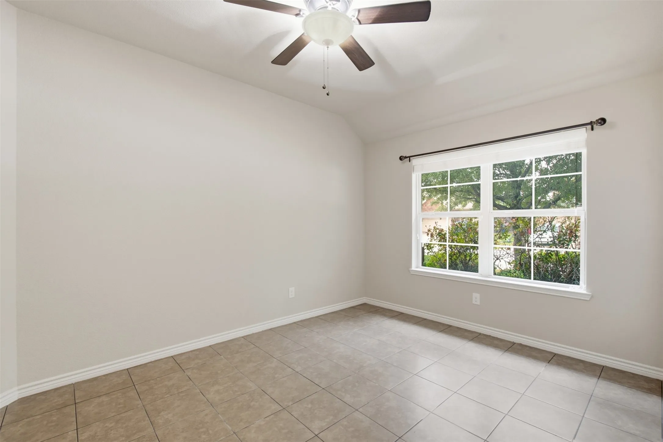 Single Family Residence For Sale in Hunt County , 2912 Glenoaks Drive, Royse City, Texas 75189, 4 Bedroom, 2 Bathroom, 2 Garage spaces, 2,149 Sqft, built in 2011, mls#21379850, Real Estate Agent in Royse City, Homes For Sale in Hunt county, Homes For Sale in Royse City, Realtor in Royse City Texas, Real Estate Brokerage Independent Realty Texas, Luminita Cordes Realtor