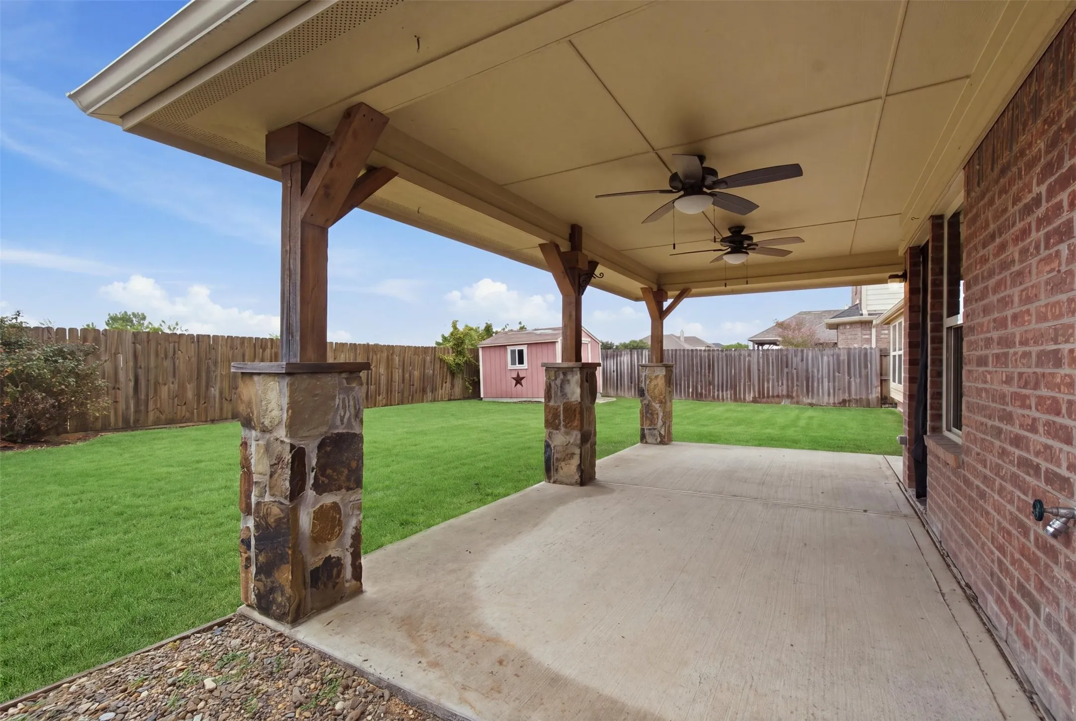 Single Family Residence For Sale in Hunt County , 2912 Glenoaks Drive, Royse City, Texas 75189, 4 Bedroom, 2 Bathroom, 2 Garage spaces, 2,149 Sqft, built in 2011, mls#21379850, Real Estate Agent in Royse City, Homes For Sale in Hunt county, Homes For Sale in Royse City, Realtor in Royse City Texas, Real Estate Brokerage Independent Realty Texas, Luminita Cordes Realtor