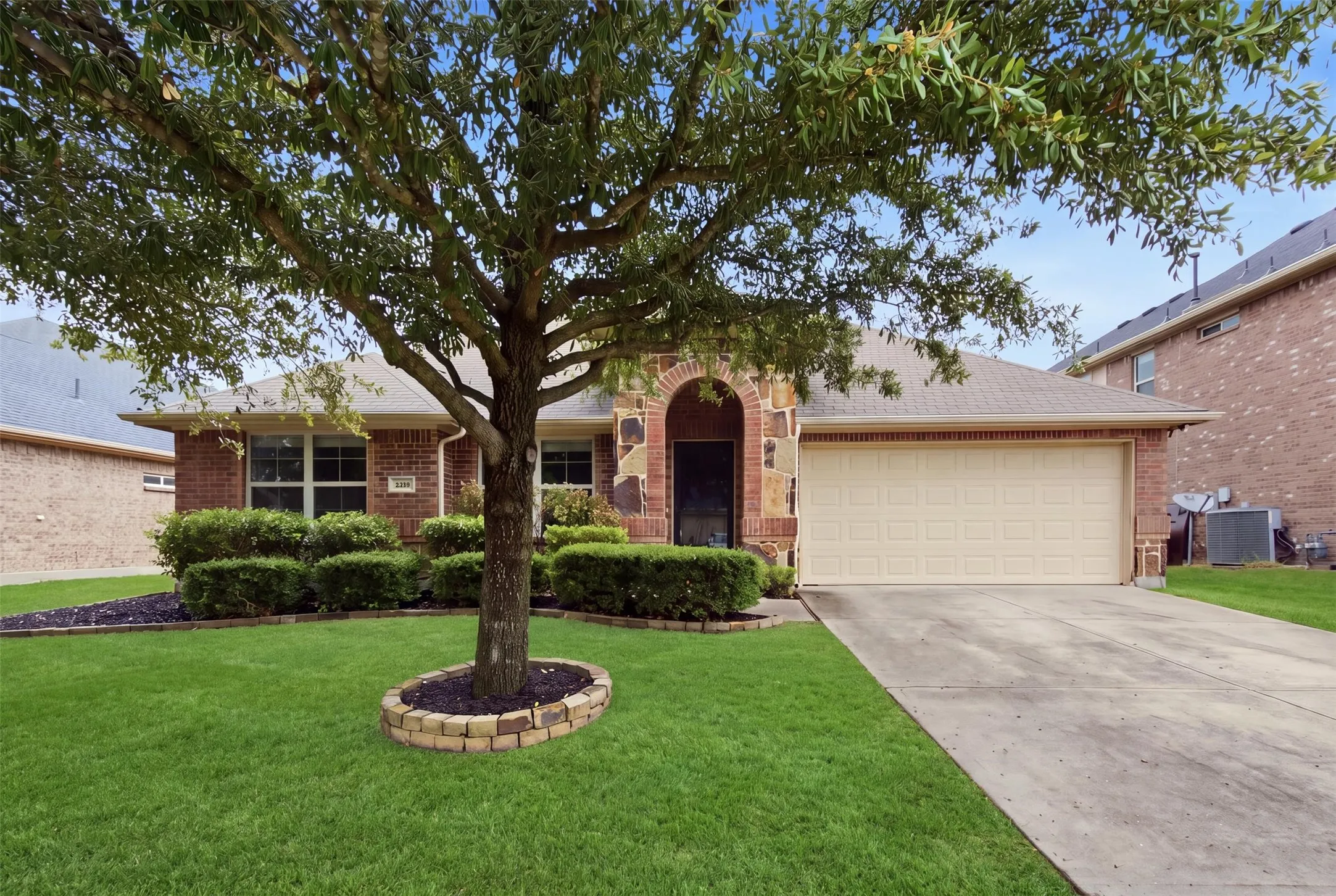 Single Family Residence For Sale in Hunt County , 2912 Glenoaks Drive, Royse City, Texas 75189, 4 Bedroom, 2 Bathroom, 2 Garage spaces, 2,149 Sqft, built in 2011, mls#21379850, Real Estate Agent in Royse City, Homes For Sale in Hunt county, Homes For Sale in Royse City, Realtor in Royse City Texas, Real Estate Brokerage Independent Realty Texas, Luminita Cordes Realtor