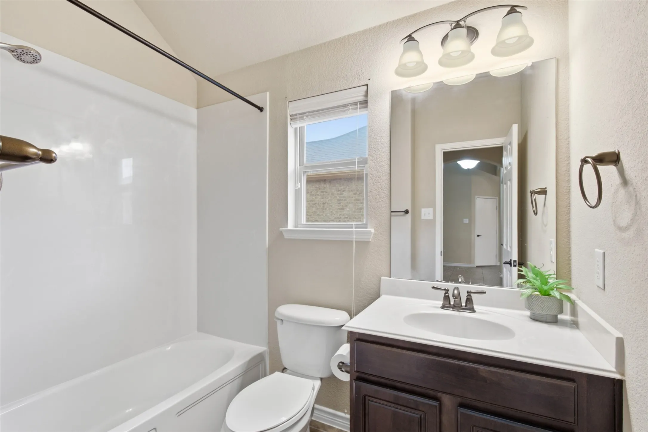 Single Family Residence For Sale in Hunt County , 2912 Glenoaks Drive, Royse City, Texas 75189, 4 Bedroom, 2 Bathroom, 2 Garage spaces, 2,149 Sqft, built in 2011, mls#21379850, Real Estate Agent in Royse City, Homes For Sale in Hunt county, Homes For Sale in Royse City, Realtor in Royse City Texas, Real Estate Brokerage Independent Realty Texas, Luminita Cordes Realtor