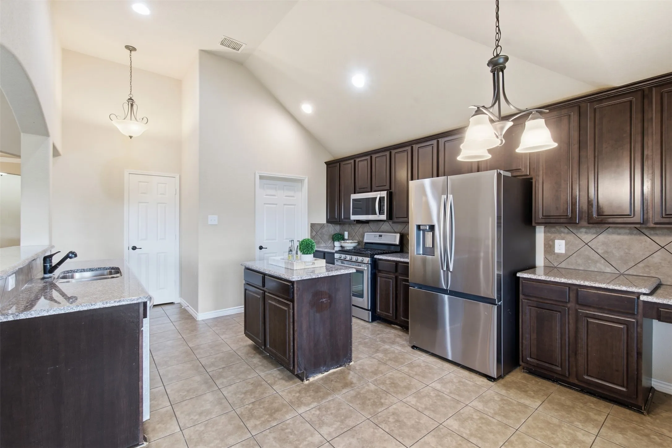Single Family Residence For Sale in Hunt County , 2912 Glenoaks Drive, Royse City, Texas 75189, 4 Bedroom, 2 Bathroom, 2 Garage spaces, 2,149 Sqft, built in 2011, mls#21379850, Real Estate Agent in Royse City, Homes For Sale in Hunt county, Homes For Sale in Royse City, Realtor in Royse City Texas, Real Estate Brokerage Independent Realty Texas, Luminita Cordes Realtor