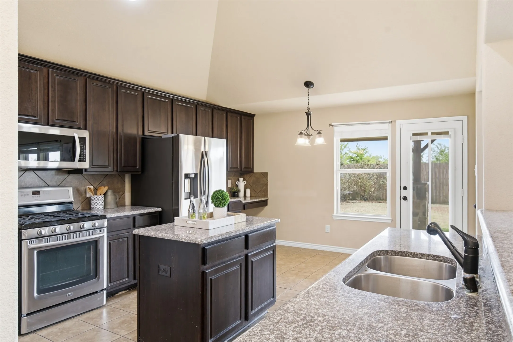 Single Family Residence For Sale in Hunt County , 2912 Glenoaks Drive, Royse City, Texas 75189, 4 Bedroom, 2 Bathroom, 2 Garage spaces, 2,149 Sqft, built in 2011, mls#21379850, Real Estate Agent in Royse City, Homes For Sale in Hunt county, Homes For Sale in Royse City, Realtor in Royse City Texas, Real Estate Brokerage Independent Realty Texas, Luminita Cordes Realtor