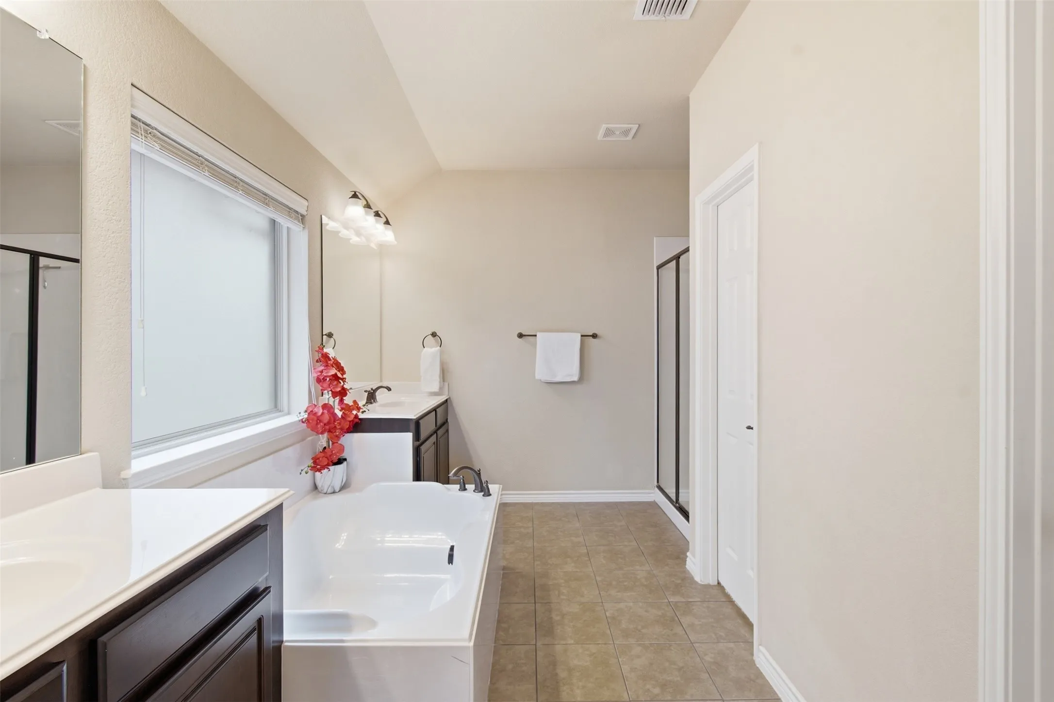 Single Family Residence For Sale in Hunt County , 2912 Glenoaks Drive, Royse City, Texas 75189, 4 Bedroom, 2 Bathroom, 2 Garage spaces, 2,149 Sqft, built in 2011, mls#21379850, Real Estate Agent in Royse City, Homes For Sale in Hunt county, Homes For Sale in Royse City, Realtor in Royse City Texas, Real Estate Brokerage Independent Realty Texas, Luminita Cordes Realtor