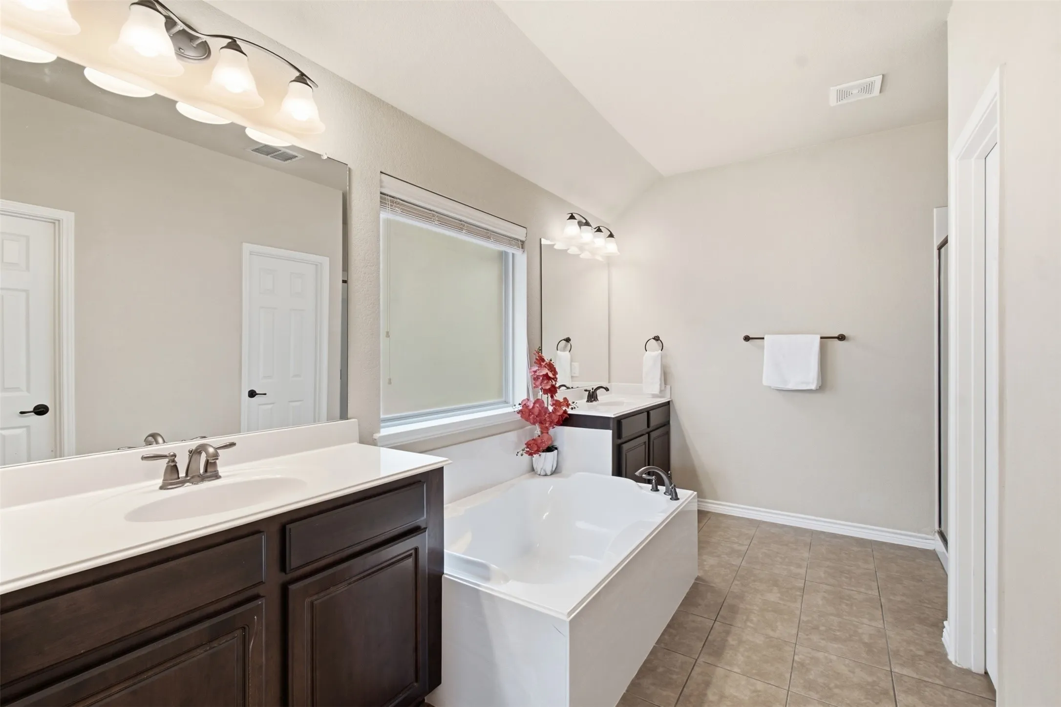 Single Family Residence For Sale in Hunt County , 2912 Glenoaks Drive, Royse City, Texas 75189, 4 Bedroom, 2 Bathroom, 2 Garage spaces, 2,149 Sqft, built in 2011, mls#21379850, Real Estate Agent in Royse City, Homes For Sale in Hunt county, Homes For Sale in Royse City, Realtor in Royse City Texas, Real Estate Brokerage Independent Realty Texas, Luminita Cordes Realtor