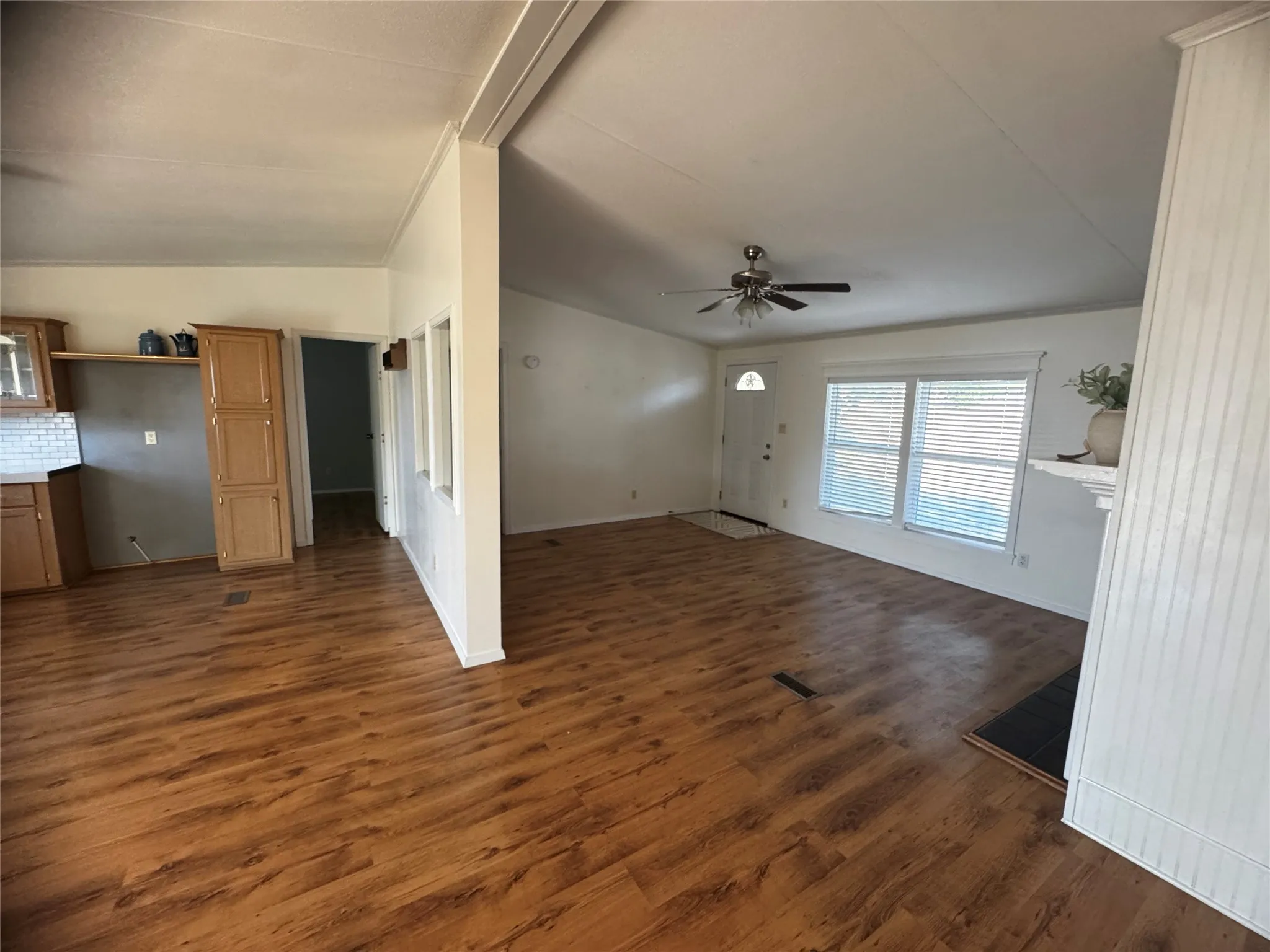 Manufactured Home For Rent in Parker County , 202 Tumbleweed Drive, Weatherford, Texas 76087, 3 Bedroom, 2 Bathroom, 3 Garage spaces, 1,680 Sqft, built in 1999, mls#21379954, Real Estate Agent in Weatherford, Homes For Rent in Parker county, Homes For Rent in Weatherford, Realtor in Weatherford Texas, Real Estate Brokerage Independent Realty Texas, Luminita Cordes Realtor