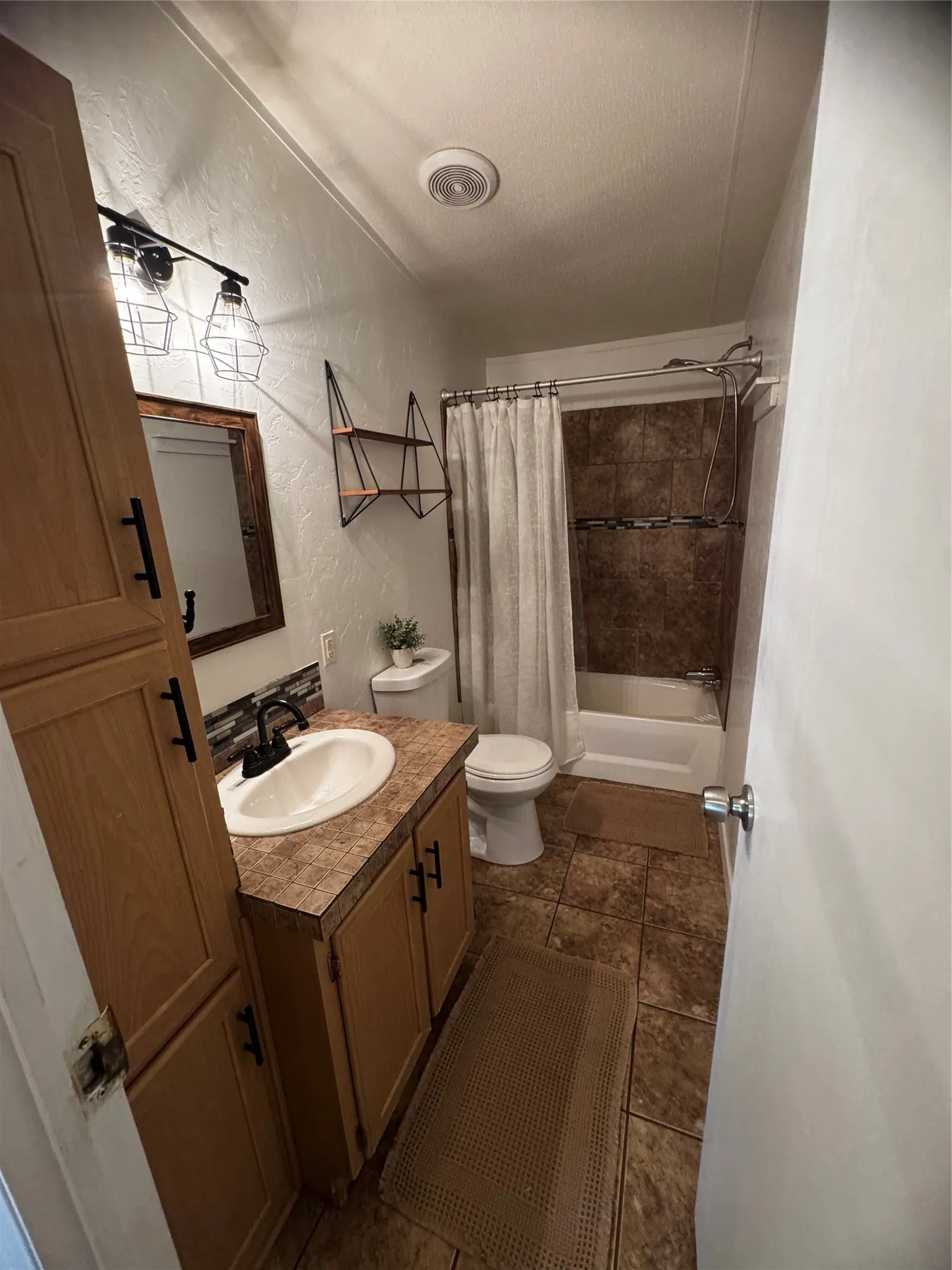 Manufactured Home For Rent in Parker County , 202 Tumbleweed Drive, Weatherford, Texas 76087, 3 Bedroom, 2 Bathroom, 3 Garage spaces, 1,680 Sqft, built in 1999, mls#21379954, Real Estate Agent in Weatherford, Homes For Rent in Parker county, Homes For Rent in Weatherford, Realtor in Weatherford Texas, Real Estate Brokerage Independent Realty Texas, Luminita Cordes Realtor