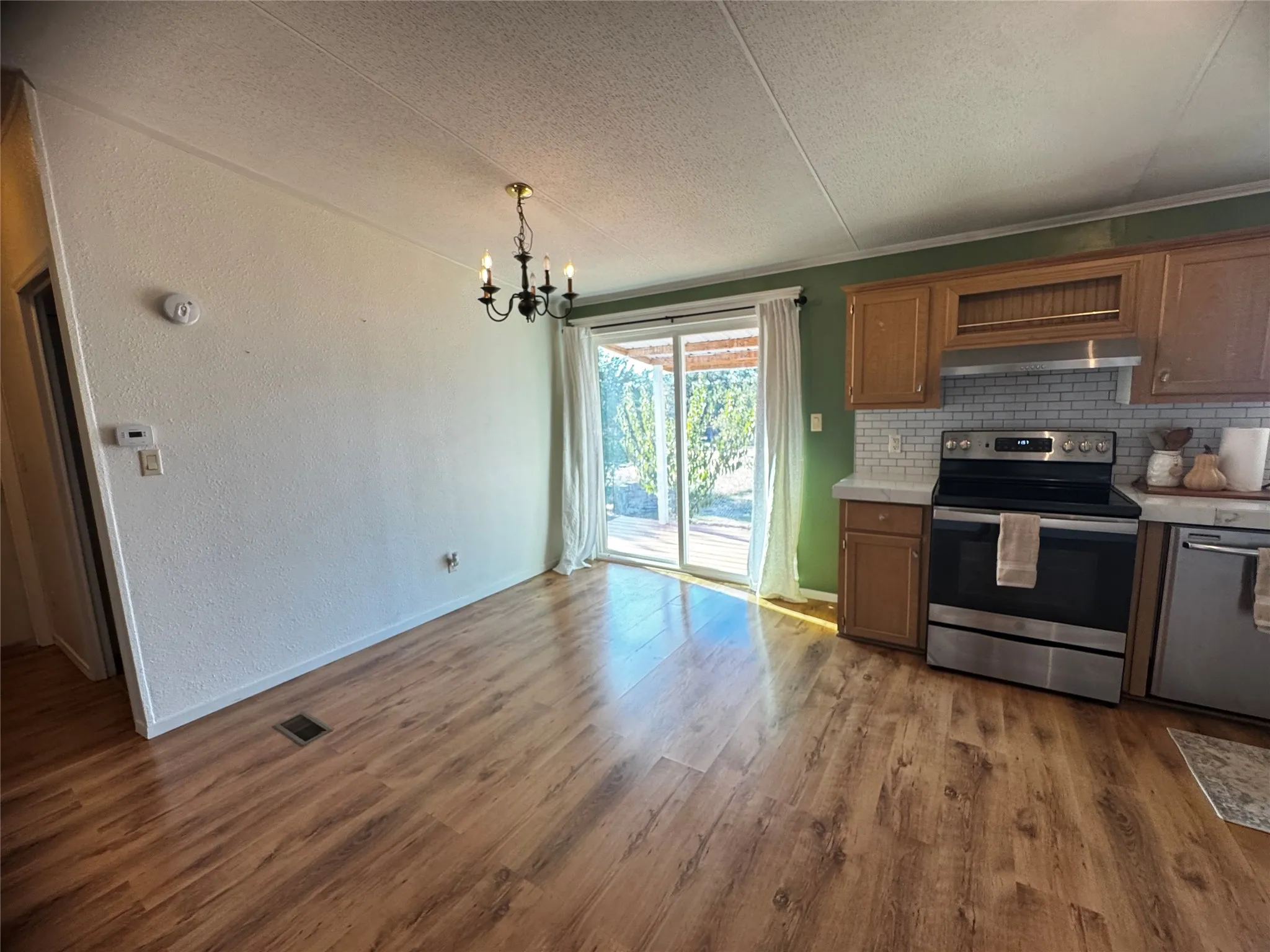 Manufactured Home For Rent in Parker County , 202 Tumbleweed Drive, Weatherford, Texas 76087, 3 Bedroom, 2 Bathroom, 3 Garage spaces, 1,680 Sqft, built in 1999, mls#21379954, Real Estate Agent in Weatherford, Homes For Rent in Parker county, Homes For Rent in Weatherford, Realtor in Weatherford Texas, Real Estate Brokerage Independent Realty Texas, Luminita Cordes Realtor