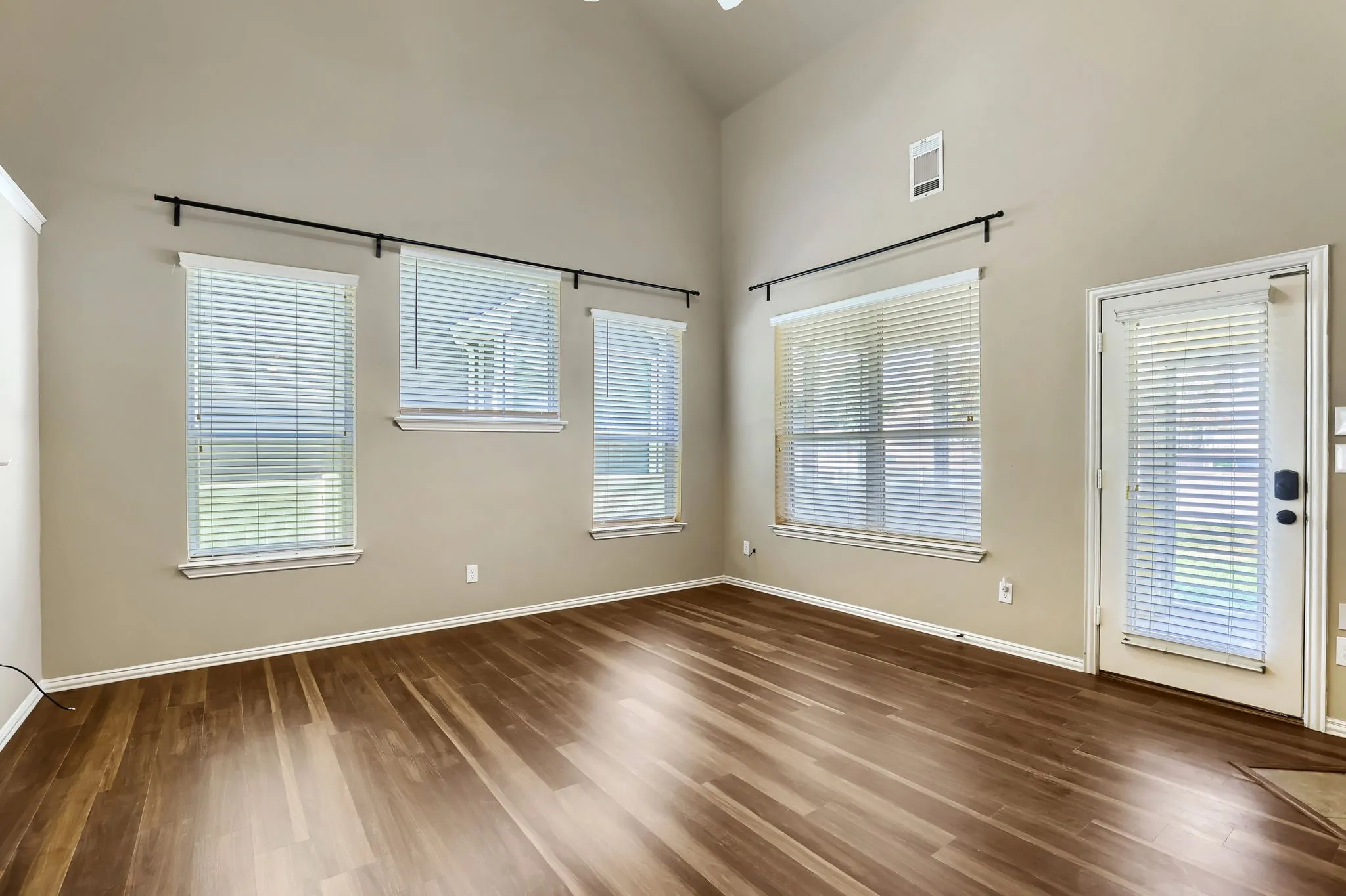 Single Family Residence For Sale in Denton County , 1051 Providence Boulevard, Providence Village, Texas 76227, 3 Bedroom, 3 Bathroom, 2 Garage spaces, 2,559 Sqft, built in 2003, mls#21379949, Real Estate Agent in Providence Village, Homes For Sale in Denton county, Homes For Sale in Providence Village, Realtor in Providence Village Texas, Real Estate Brokerage Independent Realty Texas, Luminita Cordes Realtor