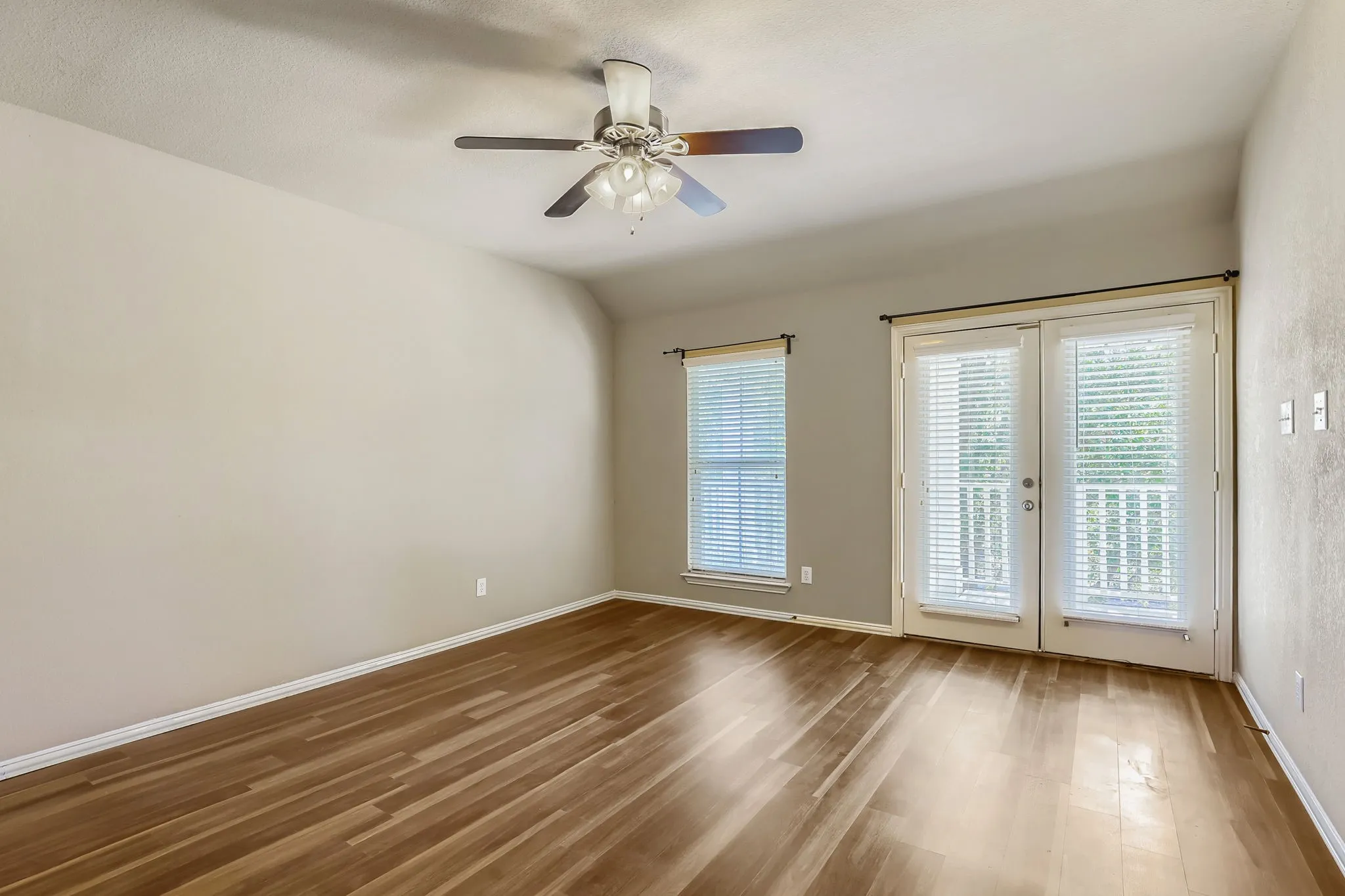 Single Family Residence For Sale in Denton County , 1051 Providence Boulevard, Providence Village, Texas 76227, 3 Bedroom, 3 Bathroom, 2 Garage spaces, 2,559 Sqft, built in 2003, mls#21379949, Real Estate Agent in Providence Village, Homes For Sale in Denton county, Homes For Sale in Providence Village, Realtor in Providence Village Texas, Real Estate Brokerage Independent Realty Texas, Luminita Cordes Realtor
