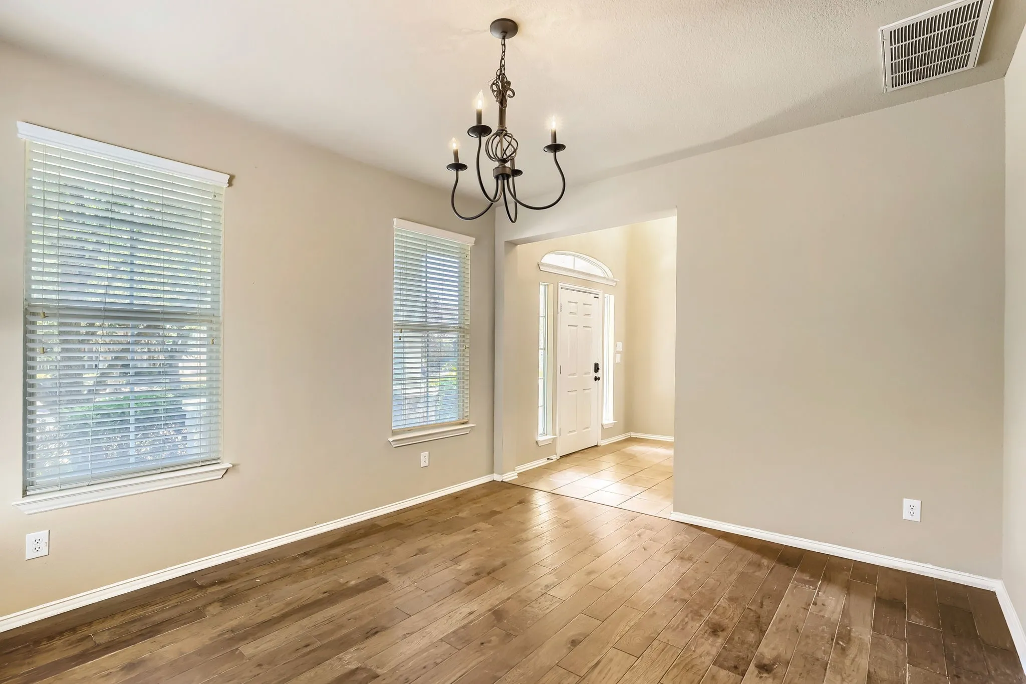 Single Family Residence For Sale in Denton County , 1051 Providence Boulevard, Providence Village, Texas 76227, 3 Bedroom, 3 Bathroom, 2 Garage spaces, 2,559 Sqft, built in 2003, mls#21379949, Real Estate Agent in Providence Village, Homes For Sale in Denton county, Homes For Sale in Providence Village, Realtor in Providence Village Texas, Real Estate Brokerage Independent Realty Texas, Luminita Cordes Realtor