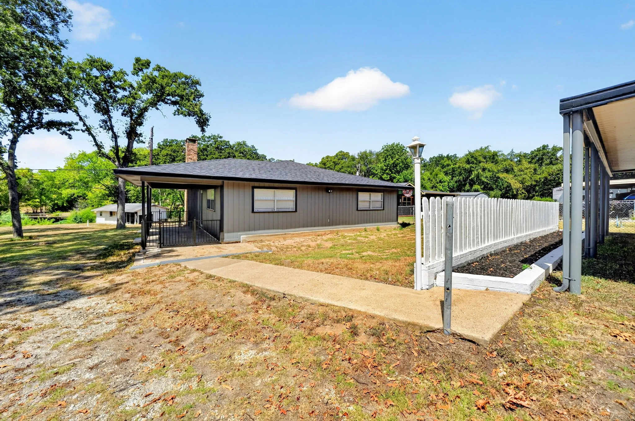 Single Family Residence For Sale in Hunt County , 9458 Lakeland Loop, Quinlan, Texas 75474, 2 Bedroom, 2 Bathroom, Garage spaces, 1,280 Sqft, built in 1983, mls#21379587, Real Estate Agent in Quinlan, Homes For Sale in Hunt county, Homes For Sale in Quinlan, Realtor in Quinlan Texas, Real Estate Brokerage Independent Realty Texas, Luminita Cordes Realtor